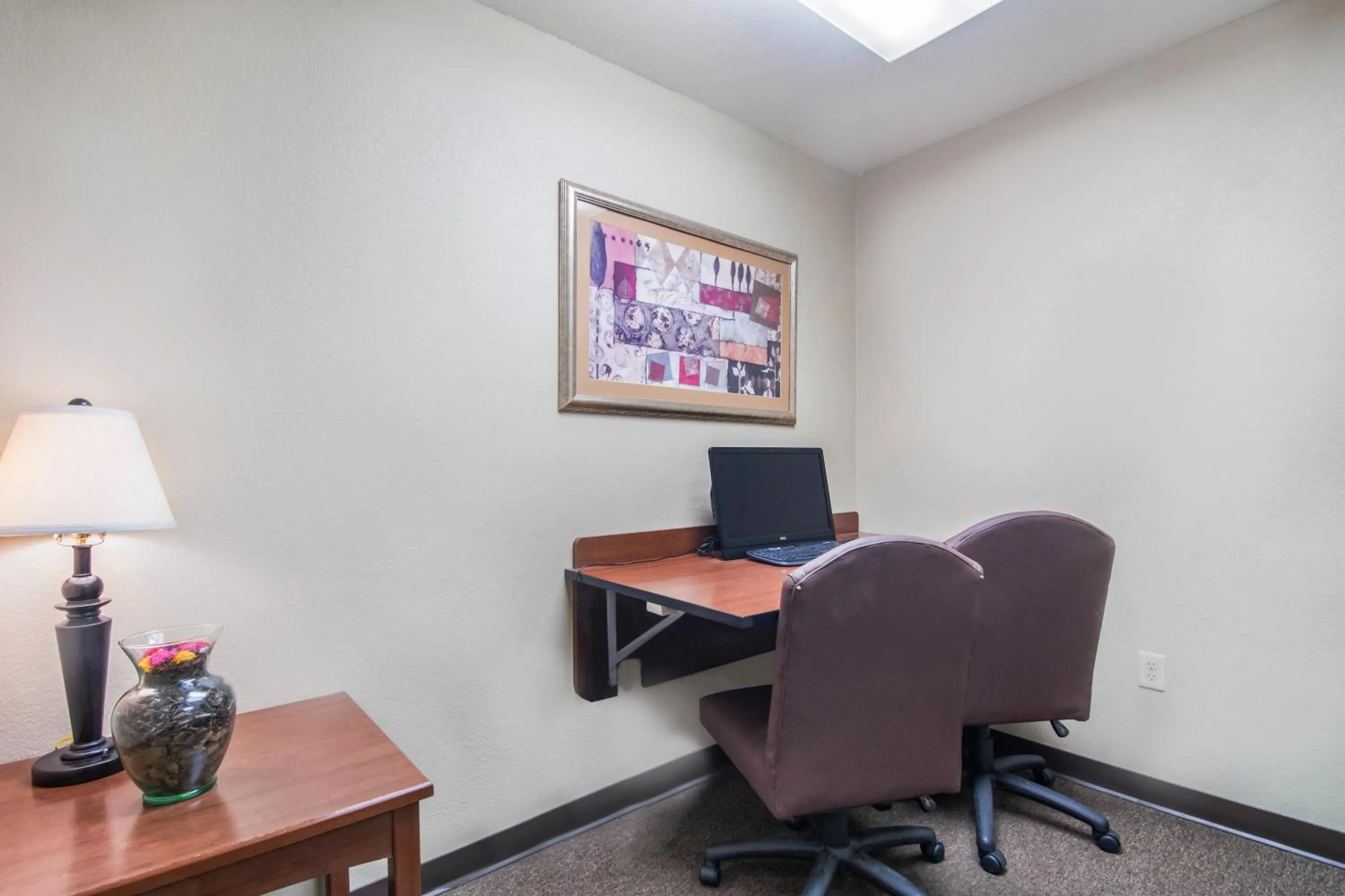 Business facilities in HomeTowne Studios & Suites by Red Roof Bentonville
