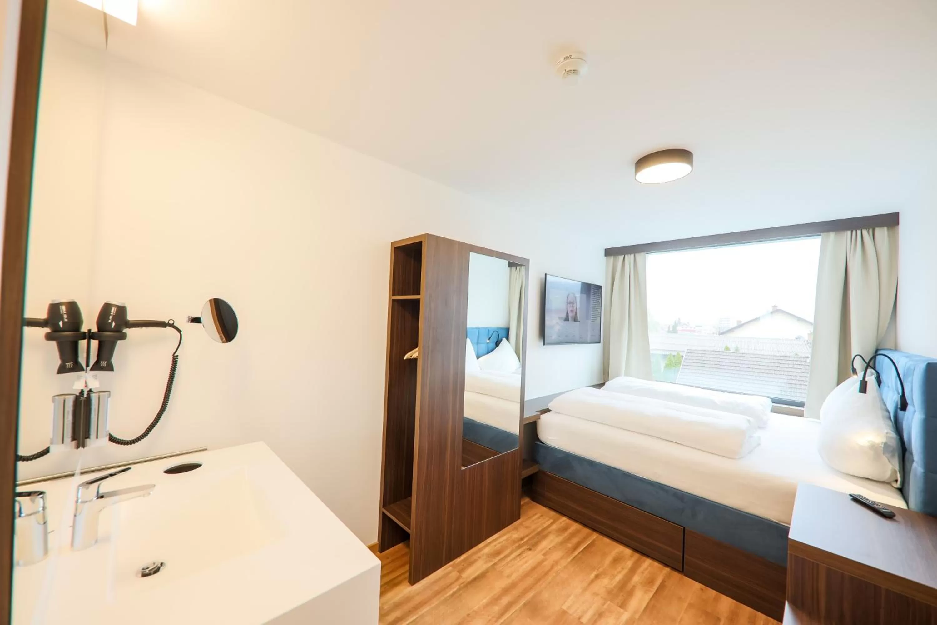 Photo of the whole room, Bathroom in On The Way 24 - Sauna & Golfsimulator inklusive