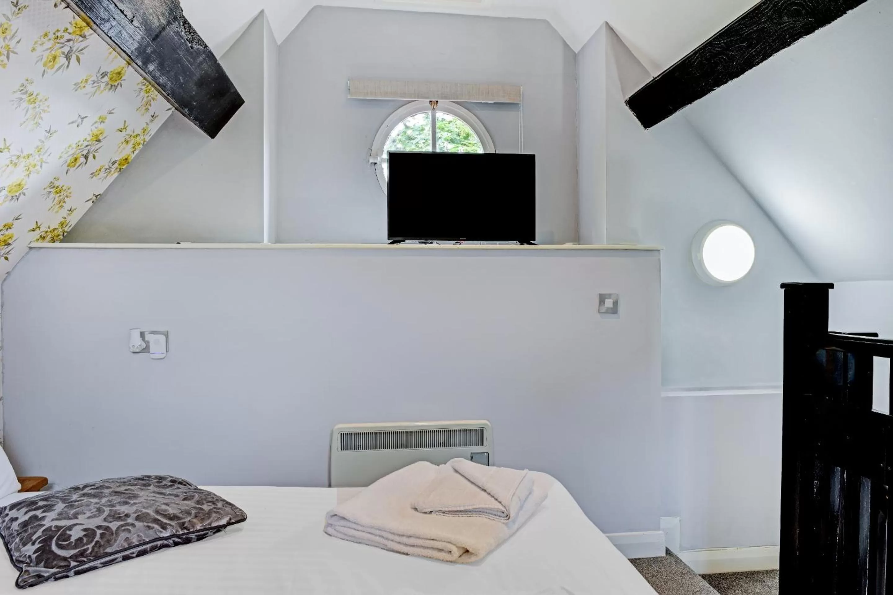 TV and multimedia in OYO Dovecote Hotel