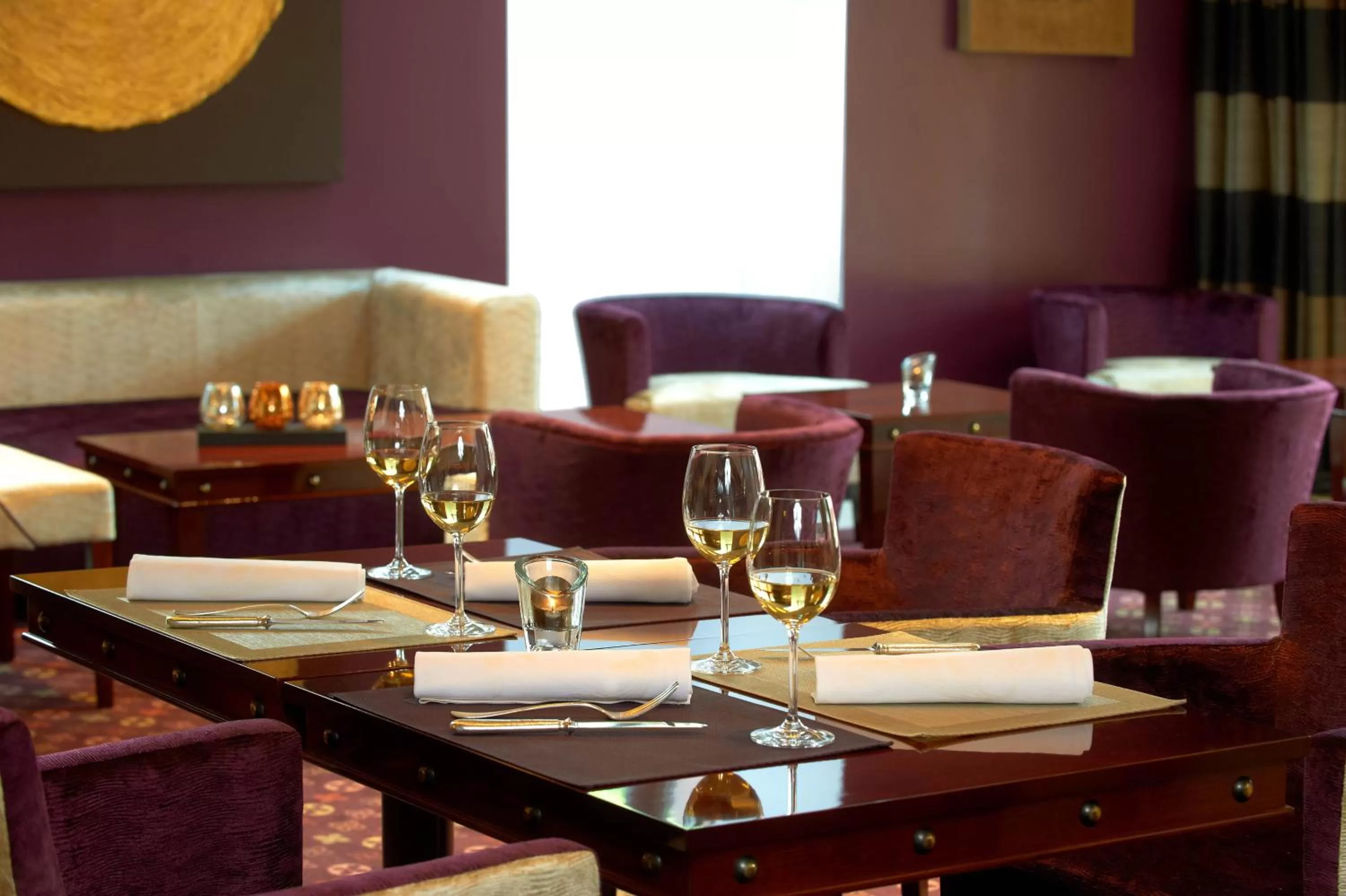 Lounge or bar in Hostellerie Des Châteaux & Spa