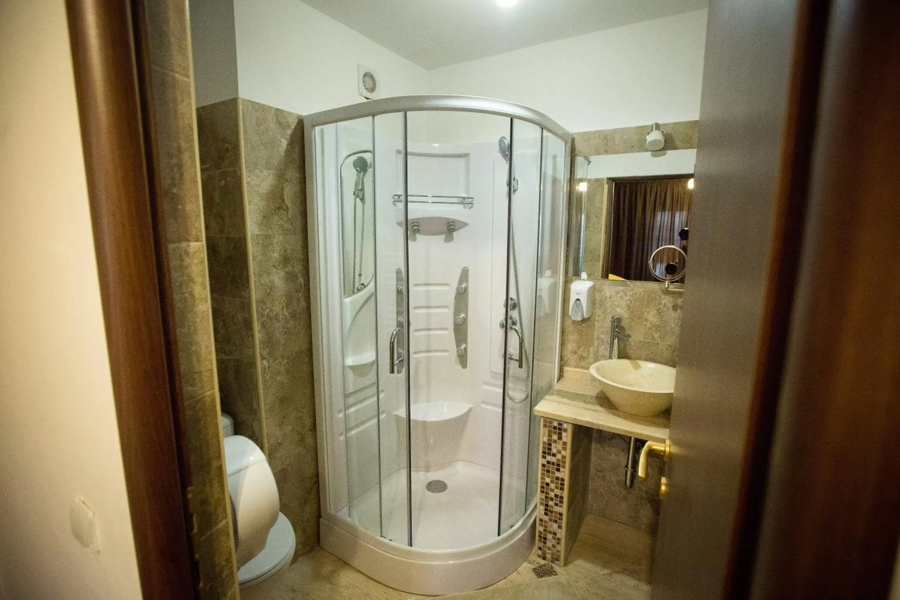 Deluxe Queen Room in MBI Travel Inn Deluxe Queen Room in MBI Travel Inn