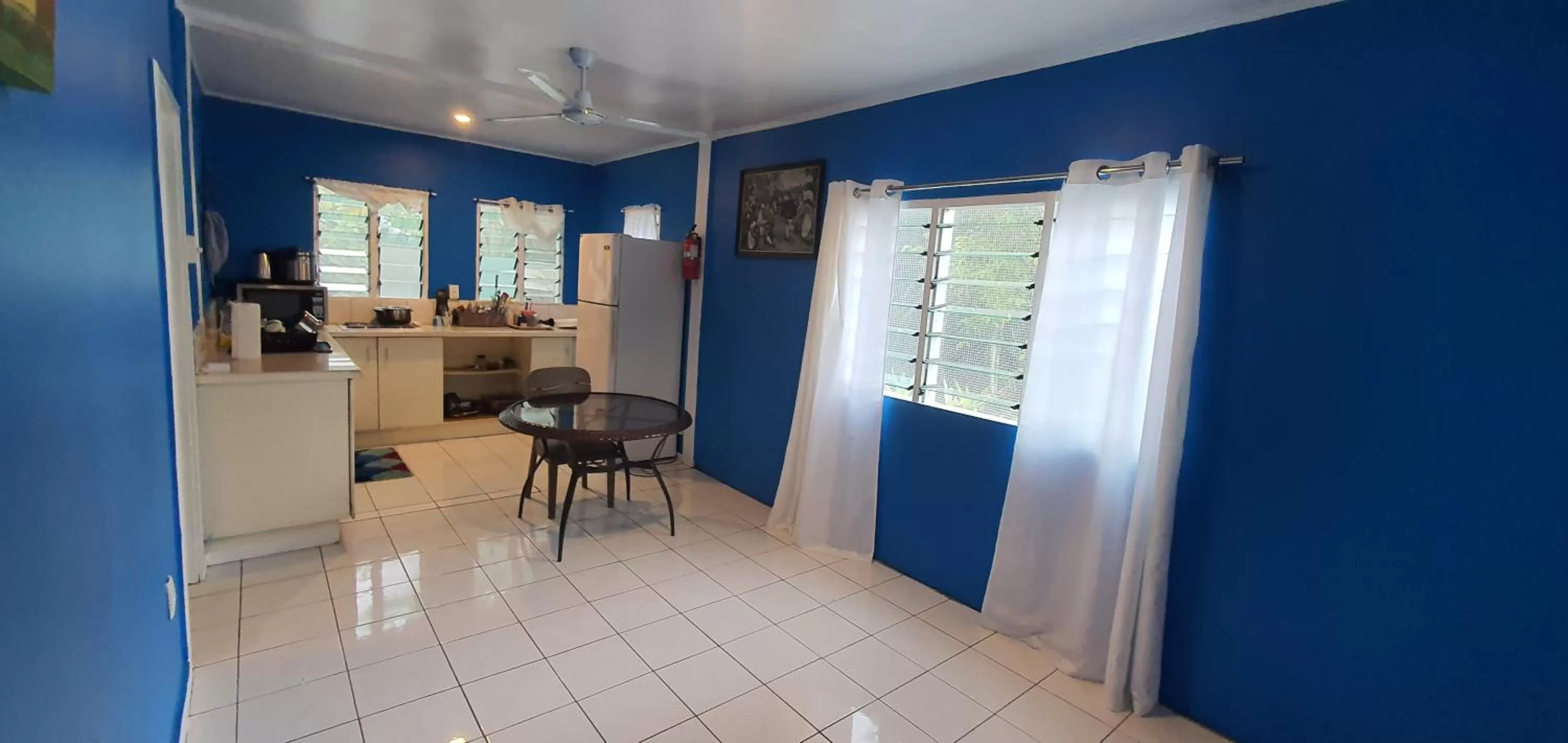 Living room, Kitchen/Kitchenette in Lynn's Getaway Hotel
