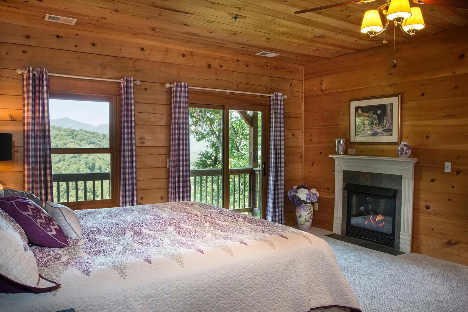 Mountain view, Bed in Lazy Bear Lodge