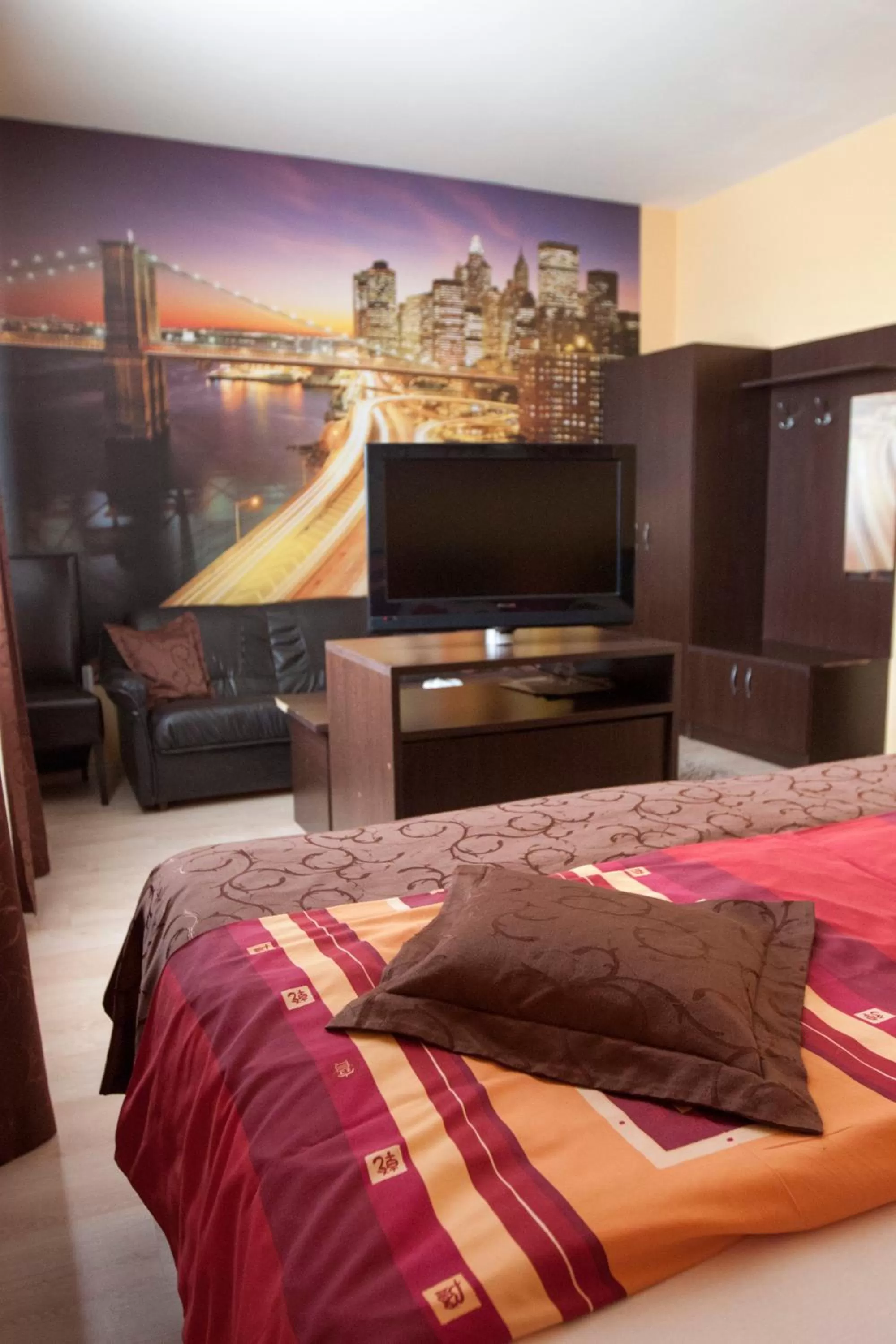 Photo of the whole room, TV/Entertainment Center in Hotel Sheriff