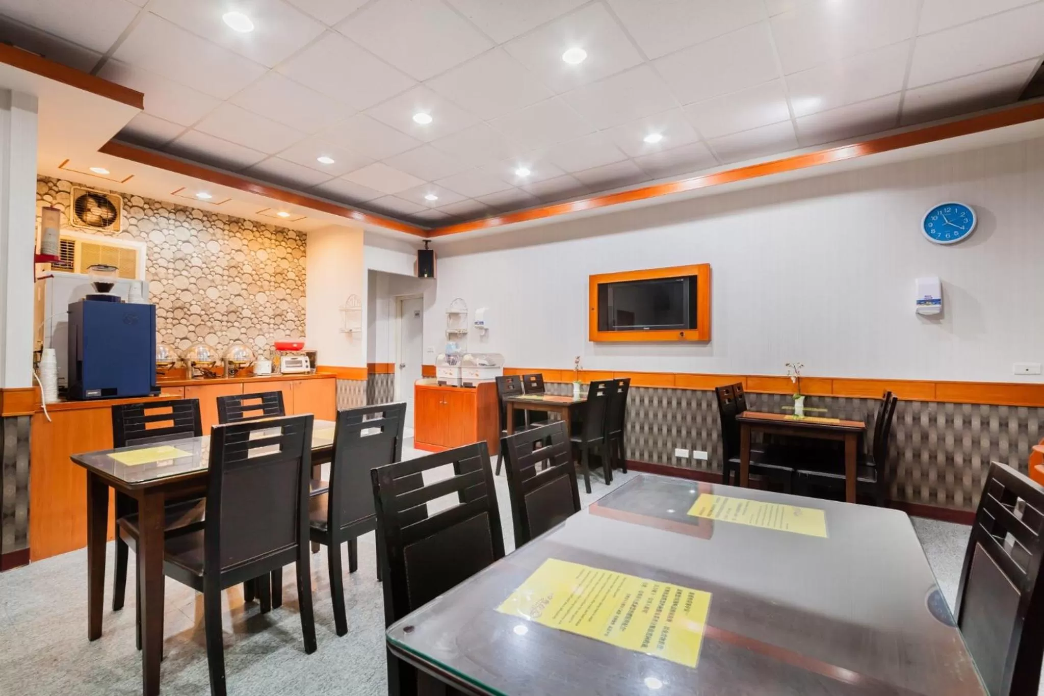 Restaurant/Places to Eat in QK Motel
