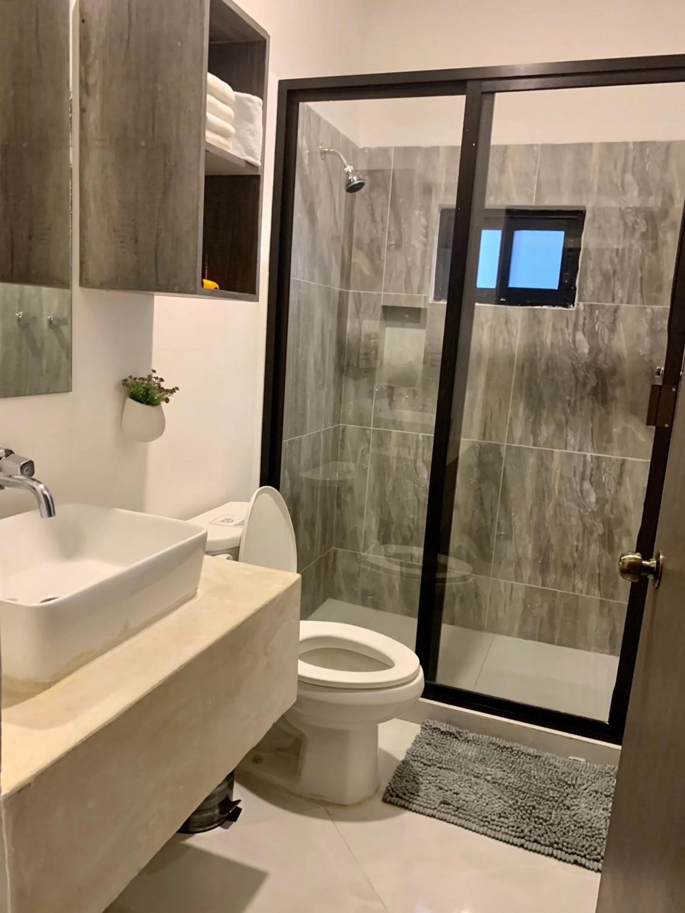 Shower in SILVERSANDS Hotel Boutique - 5Th Ave