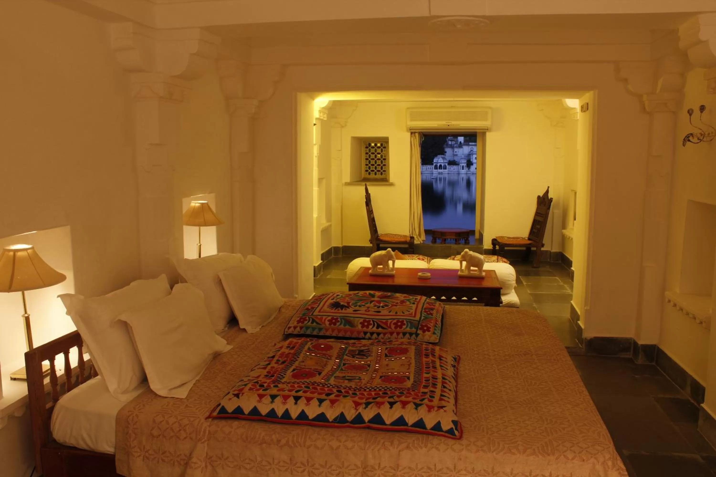 Bed in Kankarwa Haveli