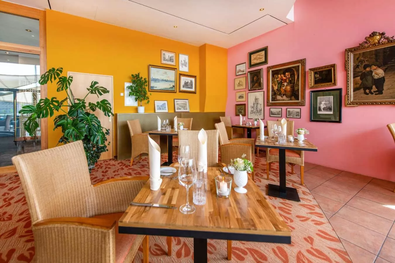 Restaurant/places to eat in Diehls Hotel