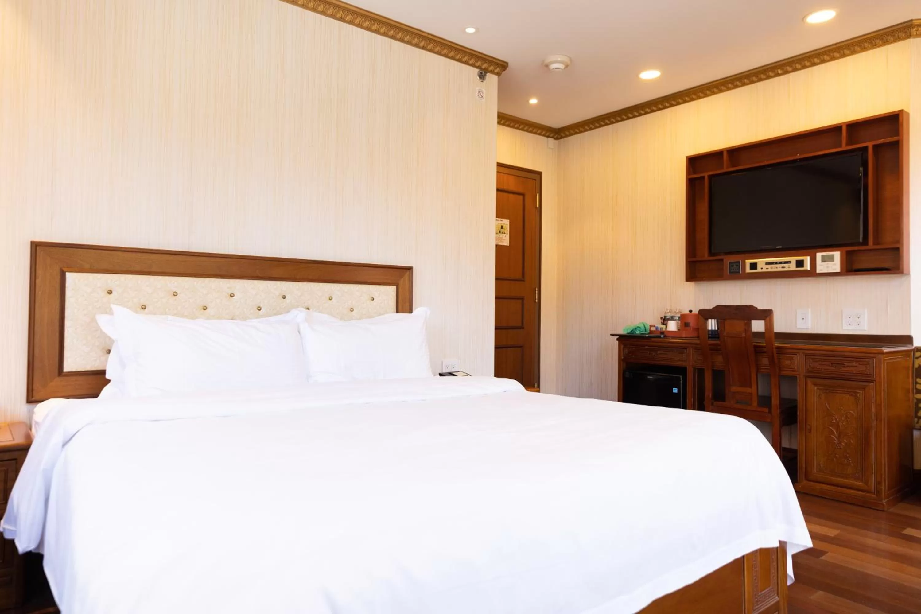 Bed in The Allen Hotel