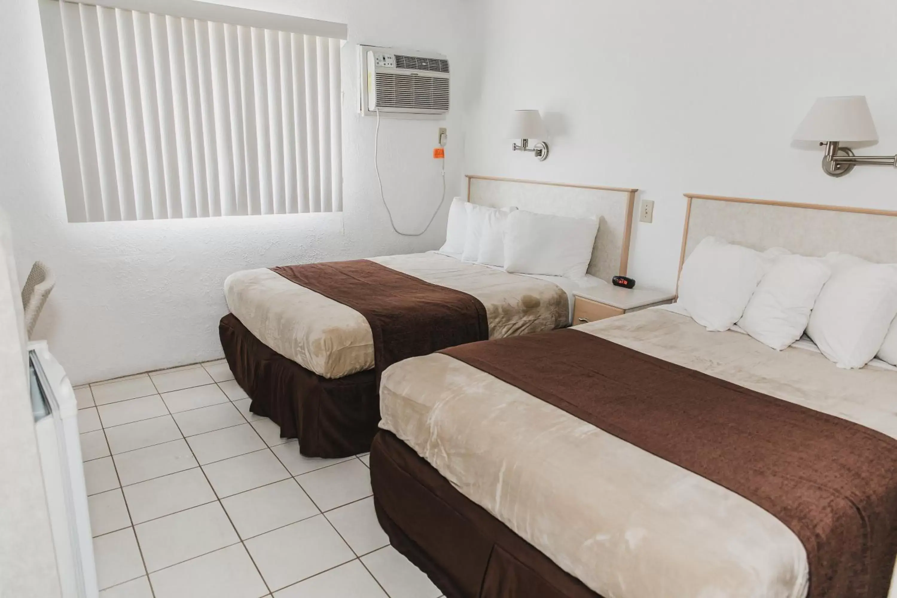 Single Room with Two Double Beds - Room H in Heart of Wildwood Boardwalk Motel Single Room with Two Double Beds - Room H in Heart of Wildwood Boardwalk Motel