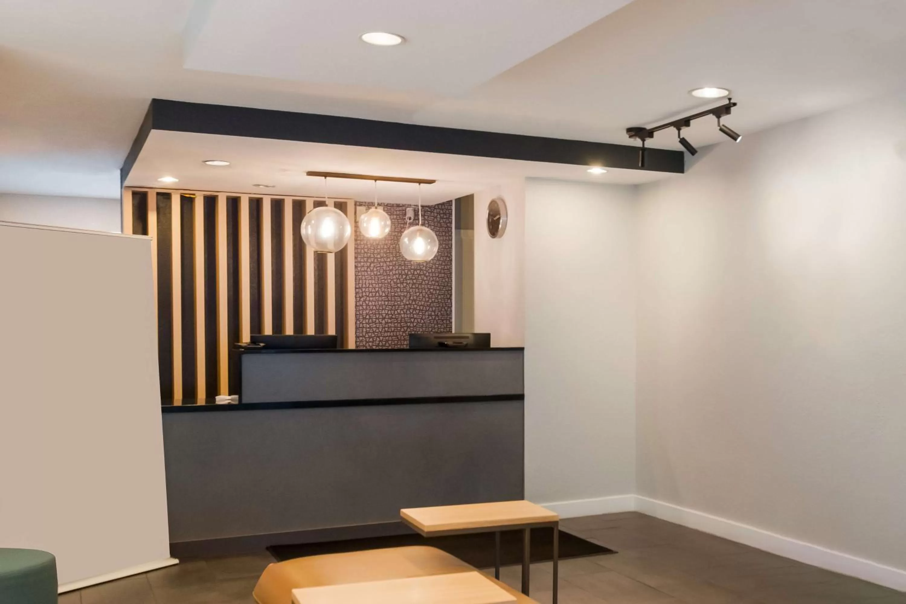 Lobby or reception in Sonesta Simply Suites Falls Church