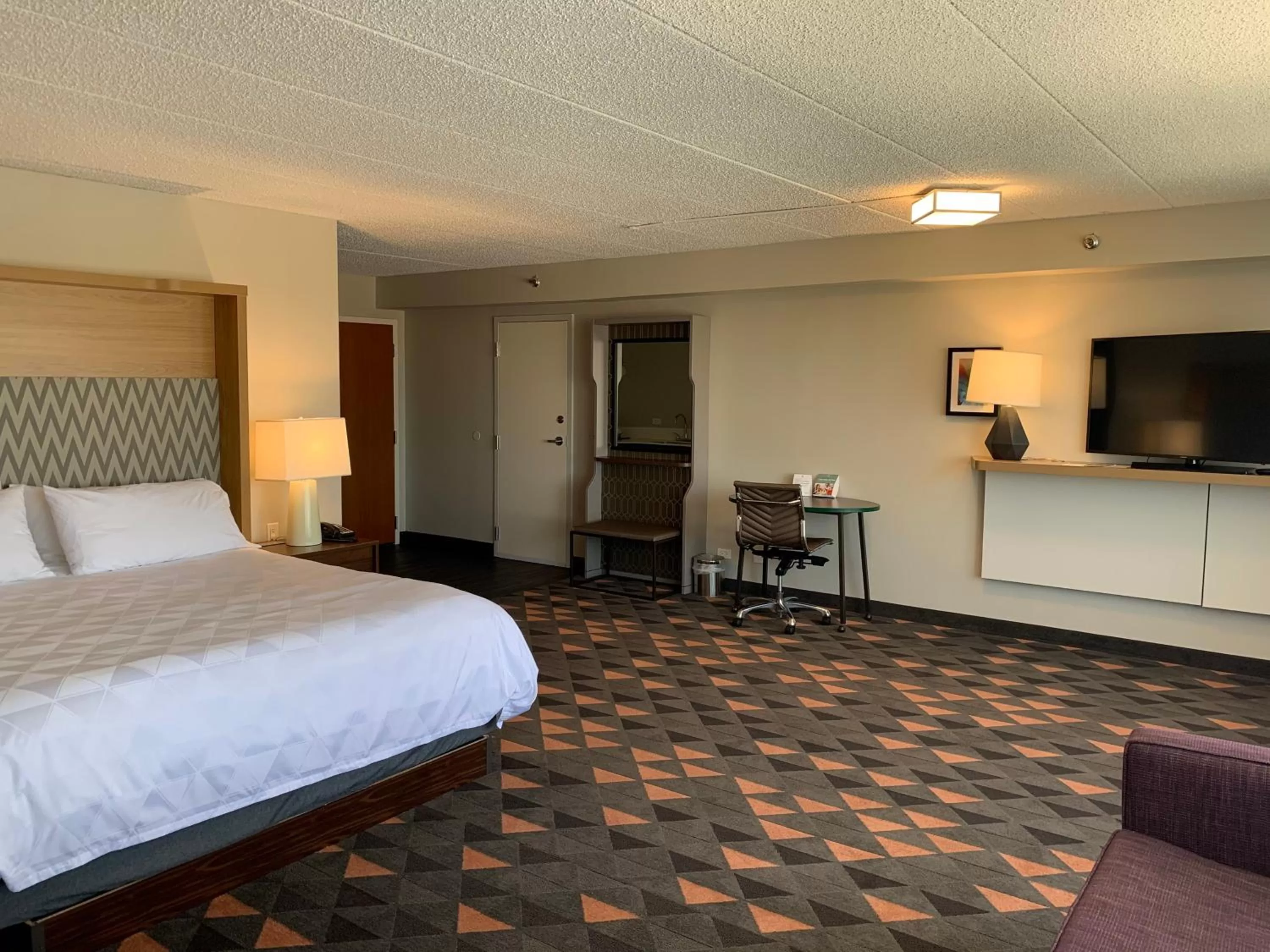 Photo of the whole room, Bed in Holiday Inn Chicago Nw Crystal Lk Conv Ctr by IHG