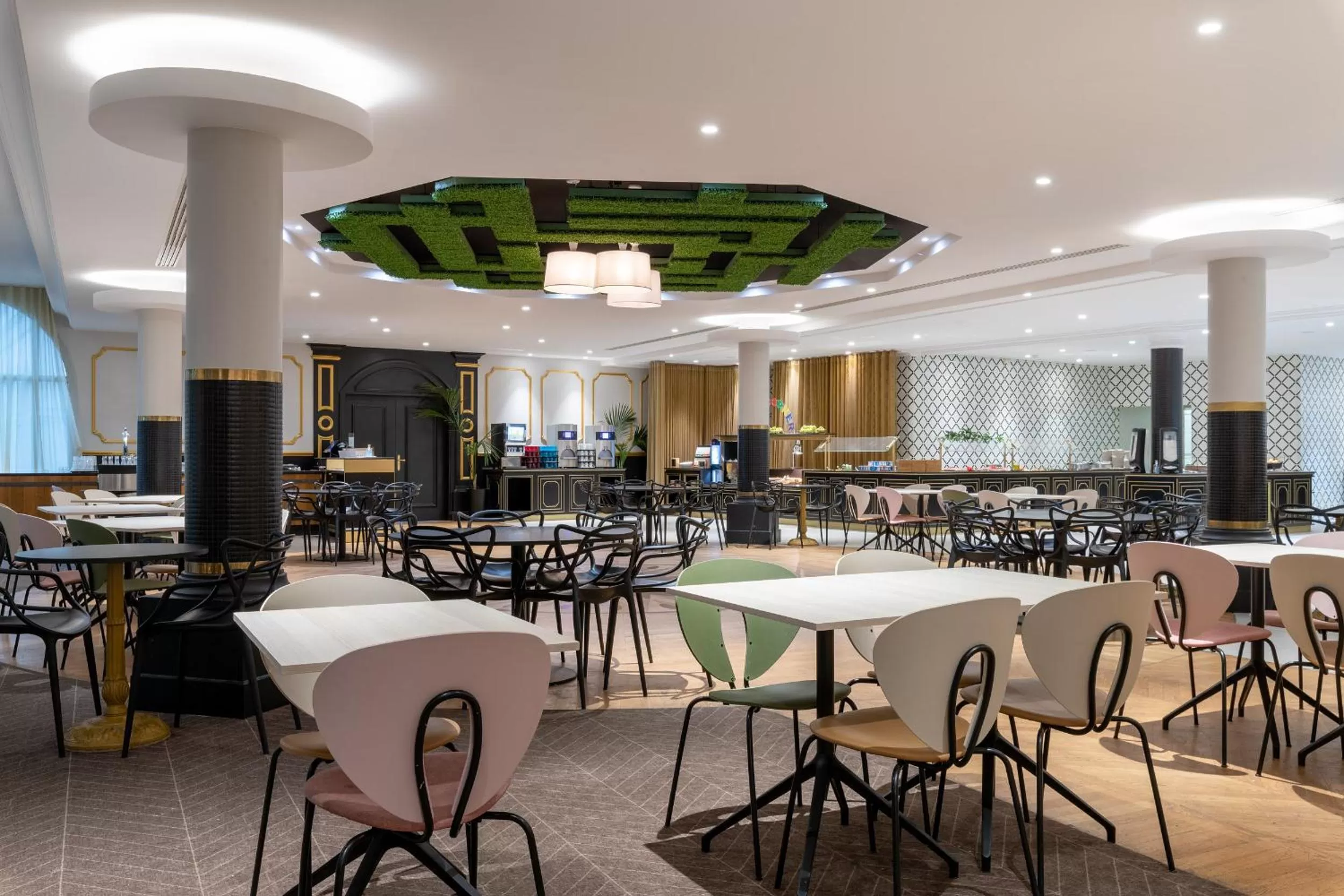 Breakfast in Dream Castle Hotel Marne La Vallee