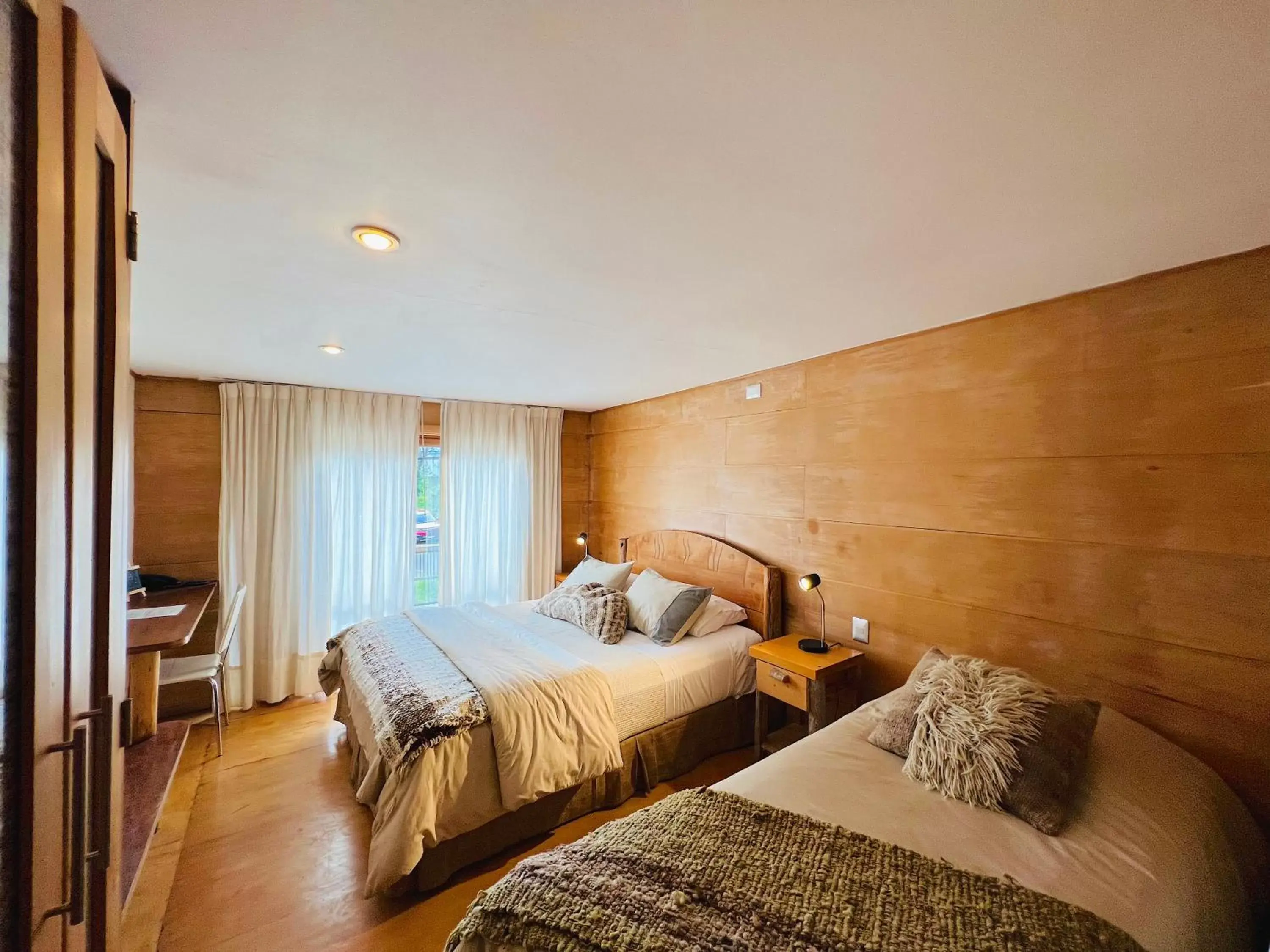 Double Room with Extra Bed and Balcony with Street View in Palafito 1326 Hotel Boutique Chiloé Double Room with Extra Bed and Balcony with Street View in Palafito 1326 Hotel Boutique Chiloé