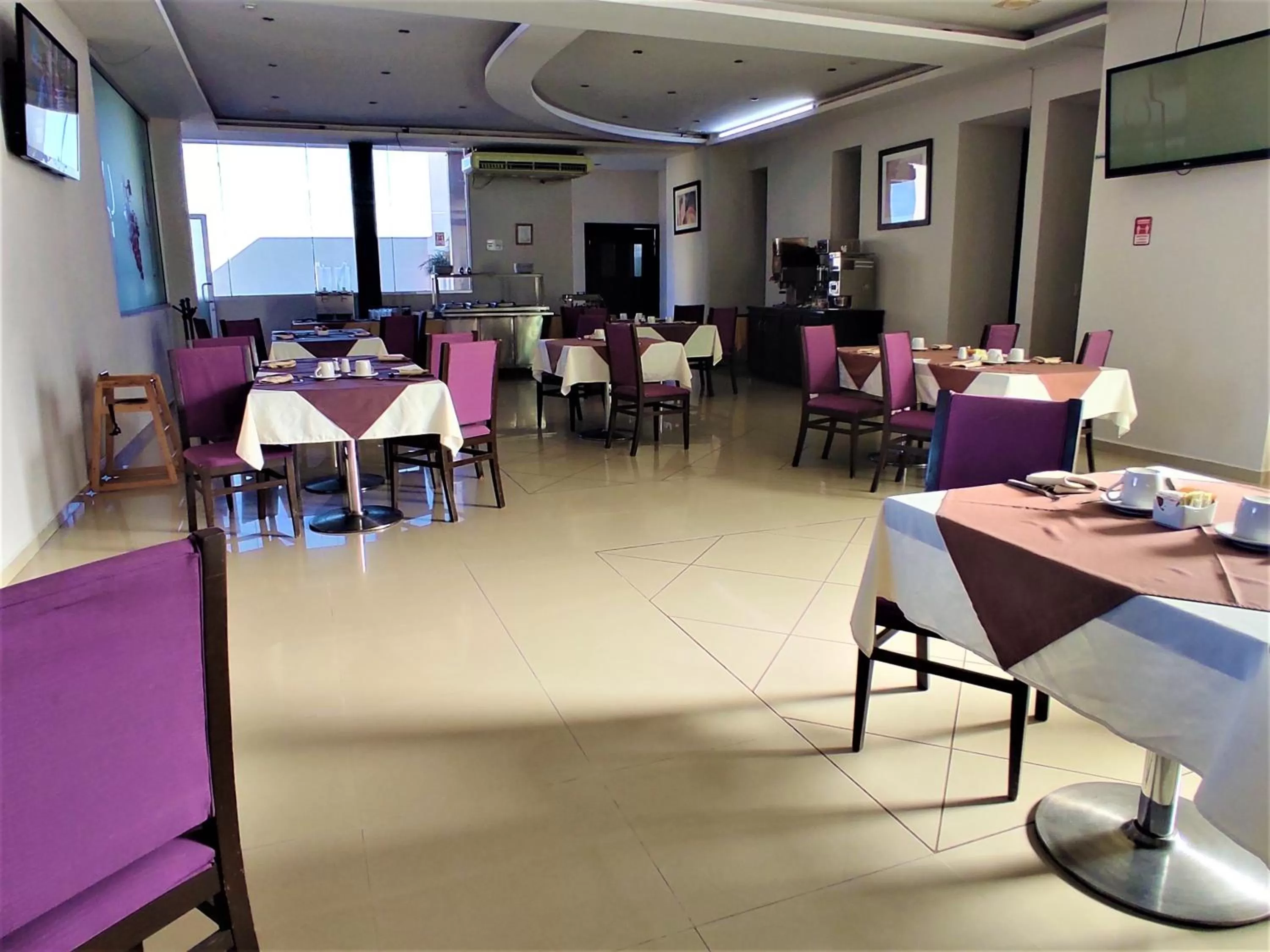 Restaurant/places to eat in Hotel Oasis