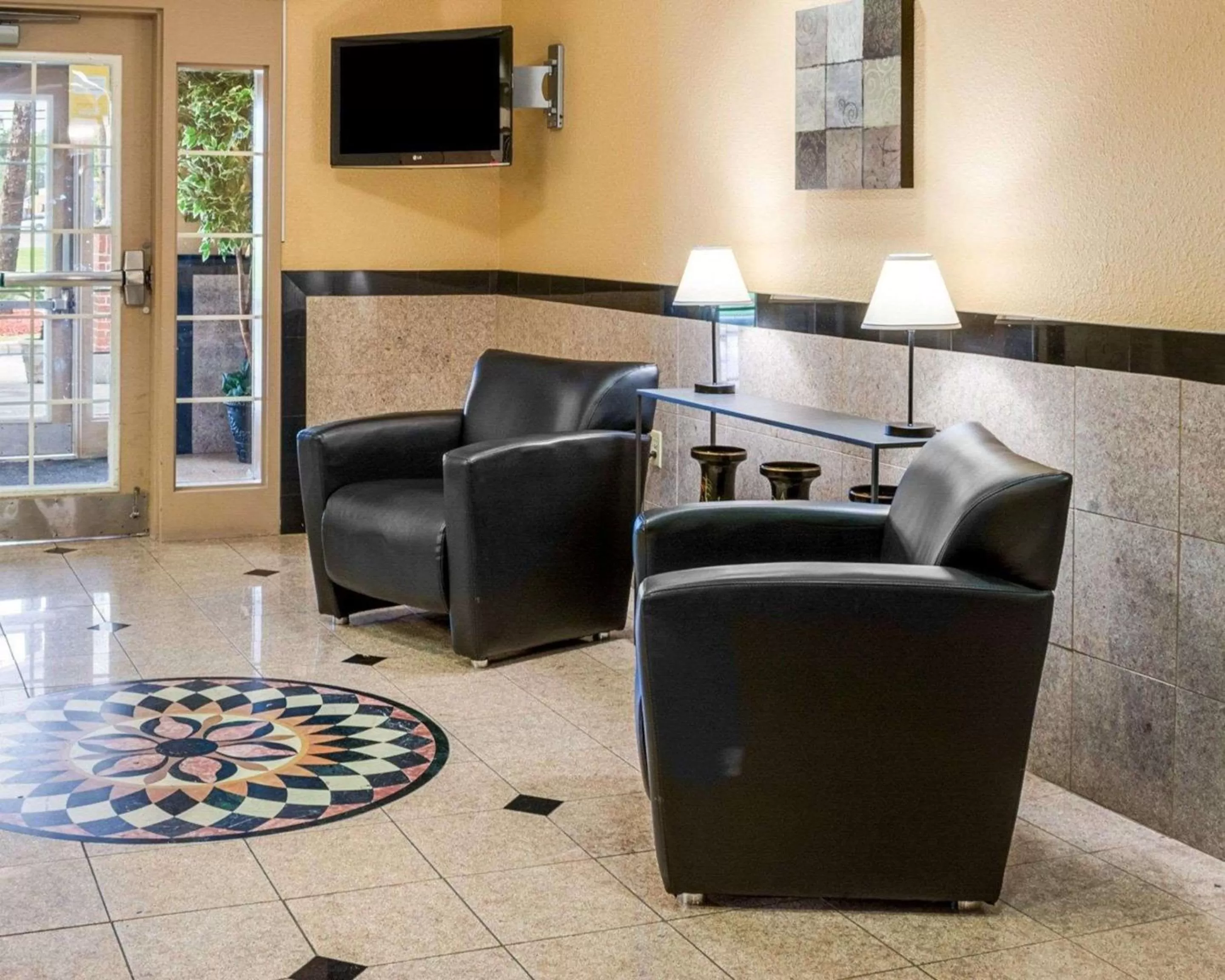 Lobby or reception in Suburban Studios Avondale