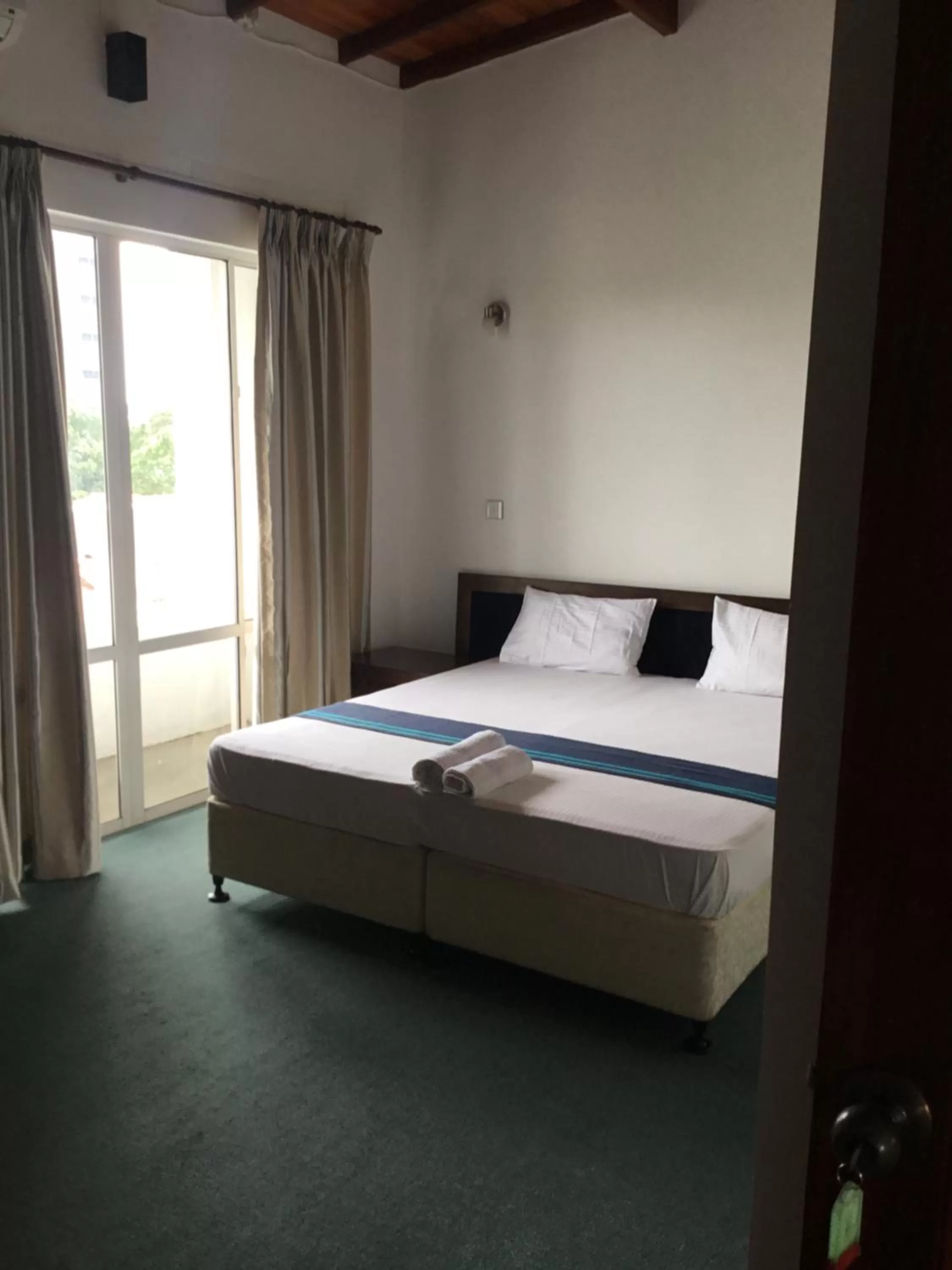 Bed in West Inn Colombo