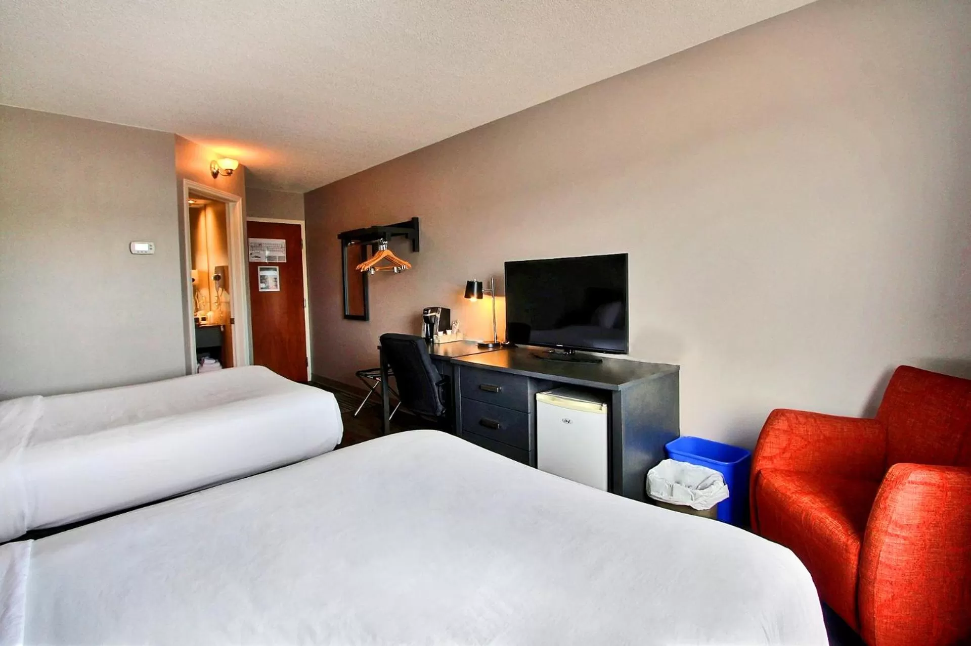 Photo of the whole room, Bed in Hôtel l'Empress