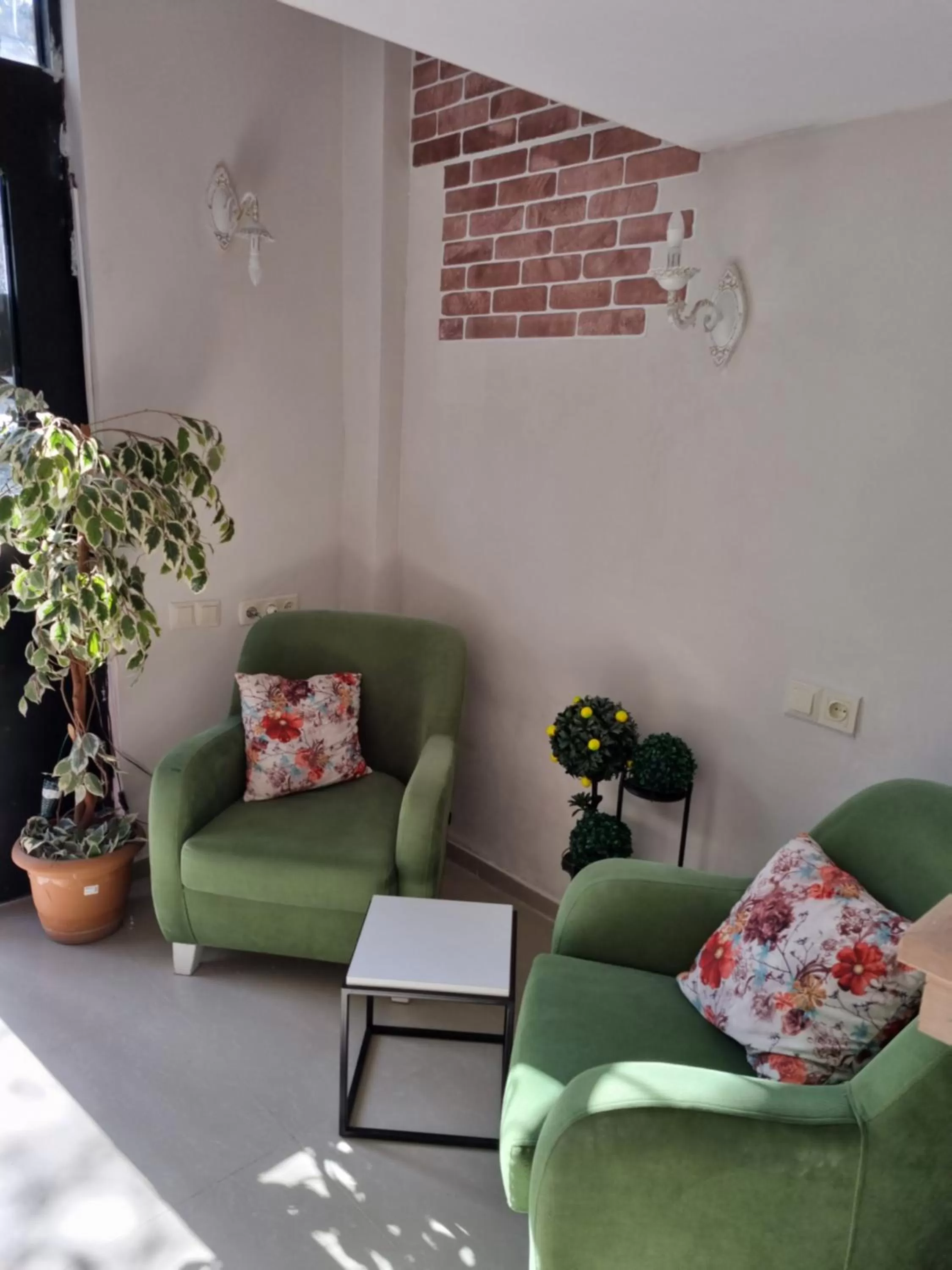 Seating Area in Shatell