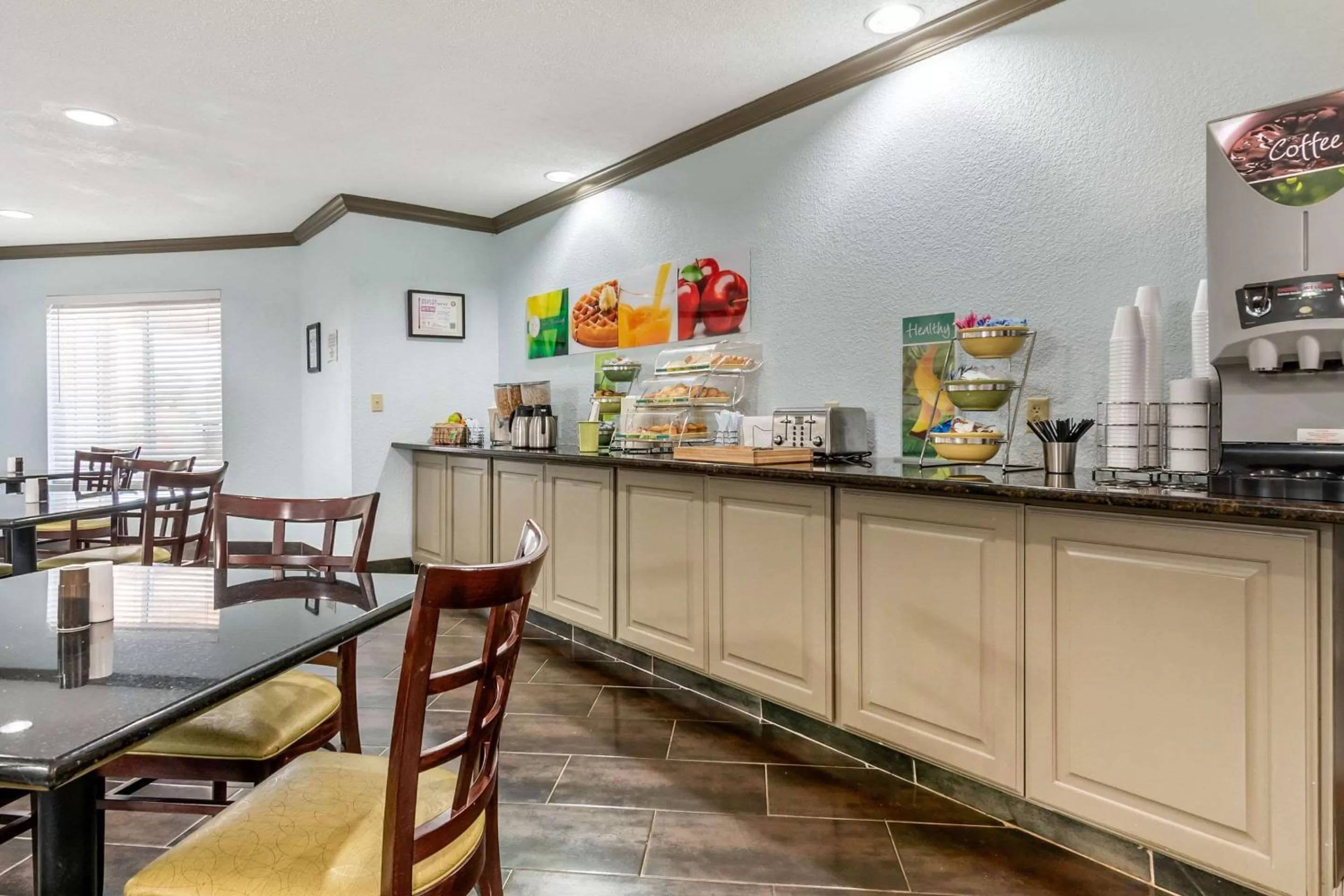 Restaurant/places to eat in Quality Suites Kansas City International Airport