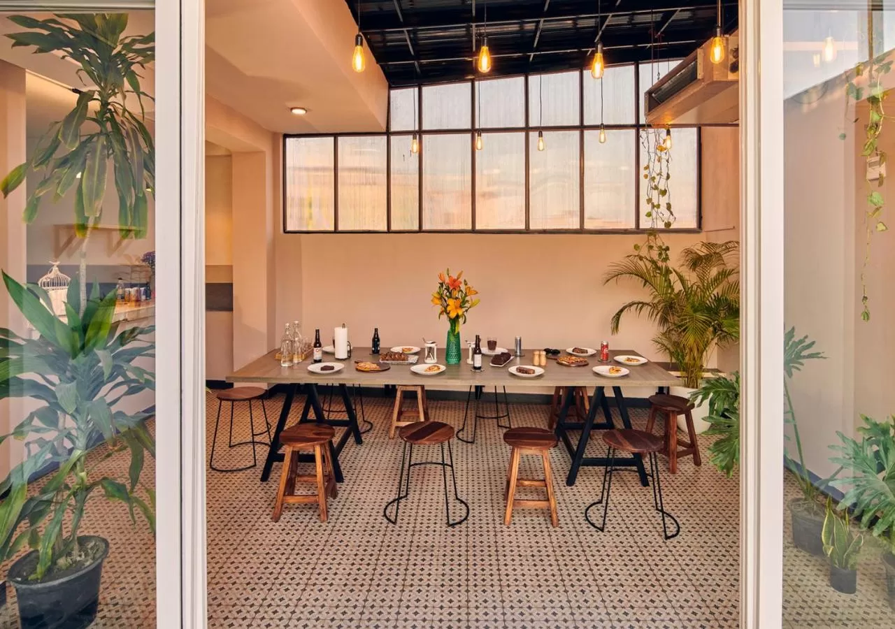 Restaurant/places to eat in Minimalist Poshtel & Suites