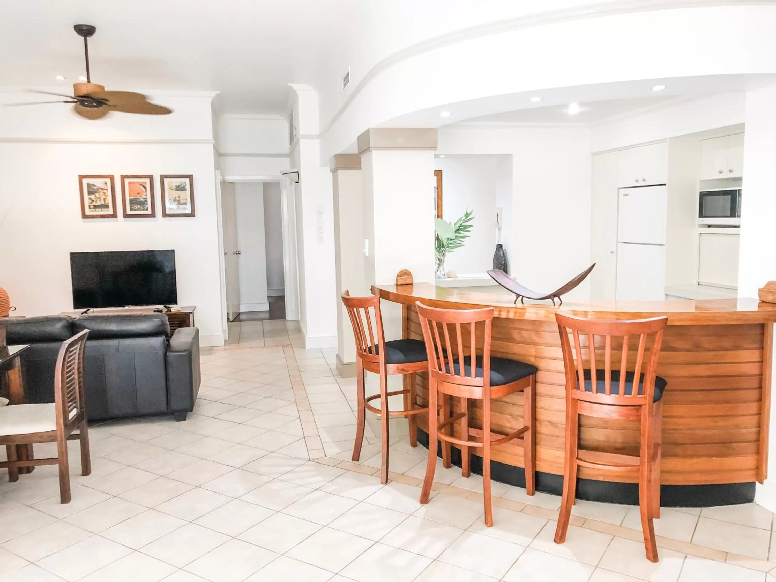 Kitchen or kitchenette in Villa Beach Palm Cove