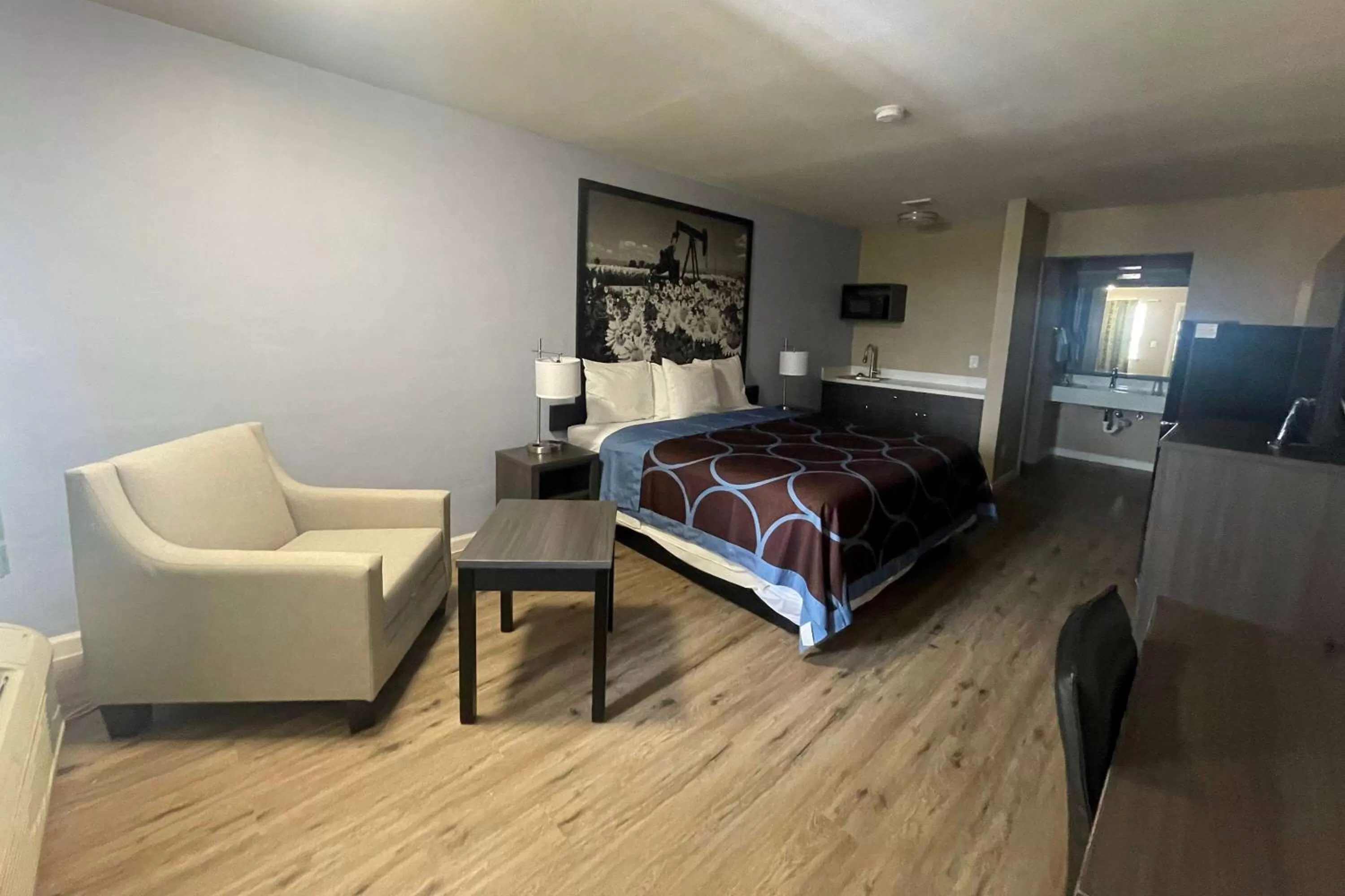 Photo of the whole room, Bed in Super 8 by Wyndham Victoria - South - Hwy 59