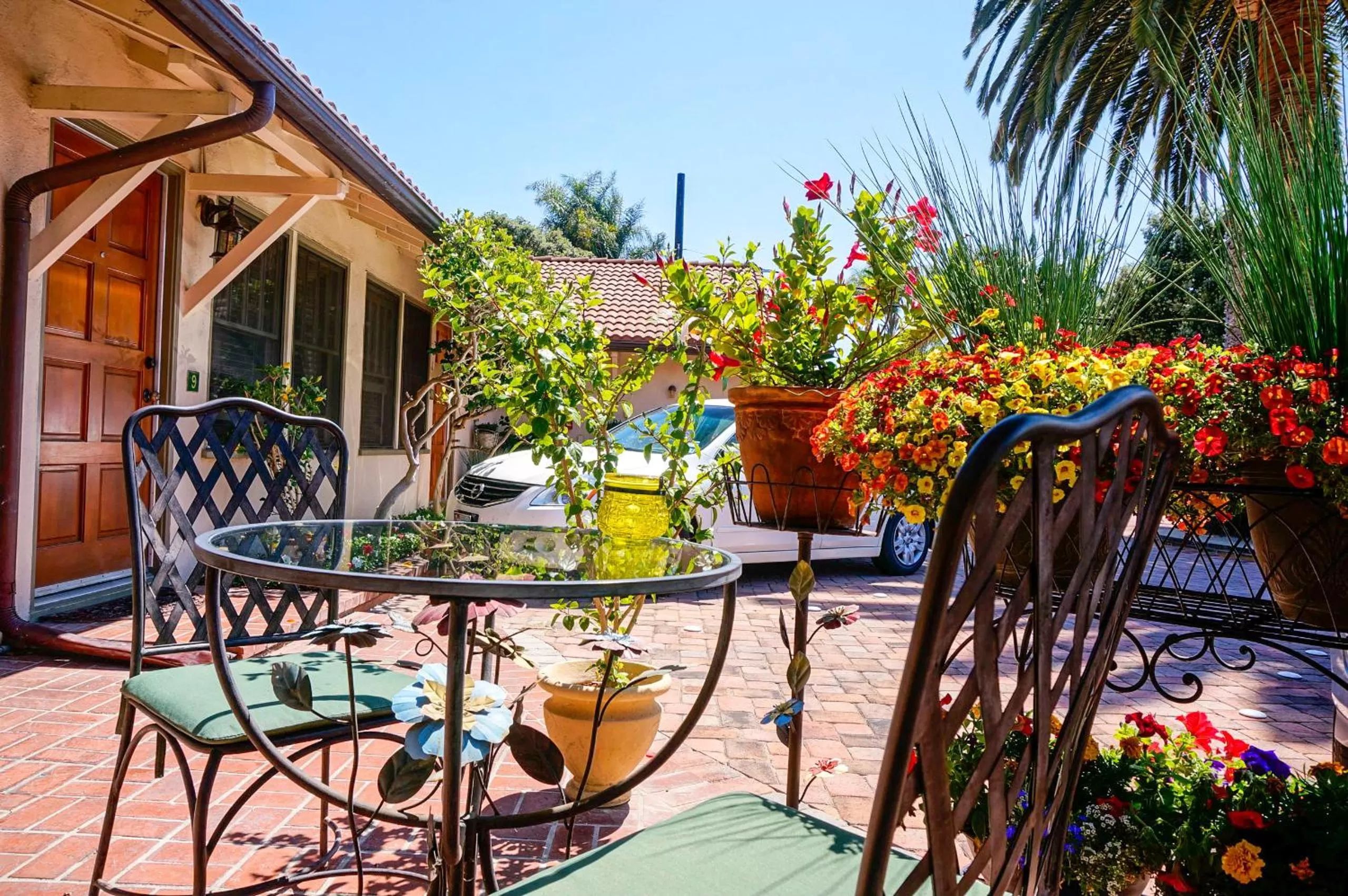 Facade/entrance in Harbor House Inn