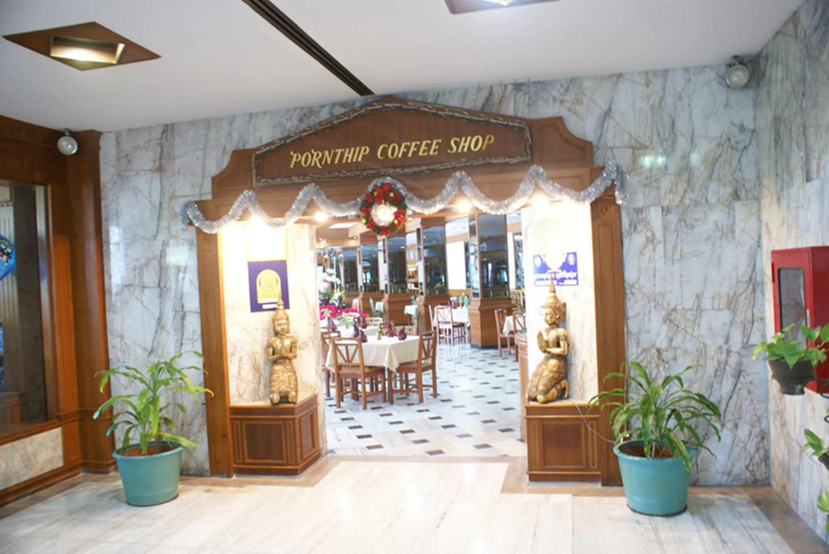 Restaurant/places to eat in Royal Palace Hotel