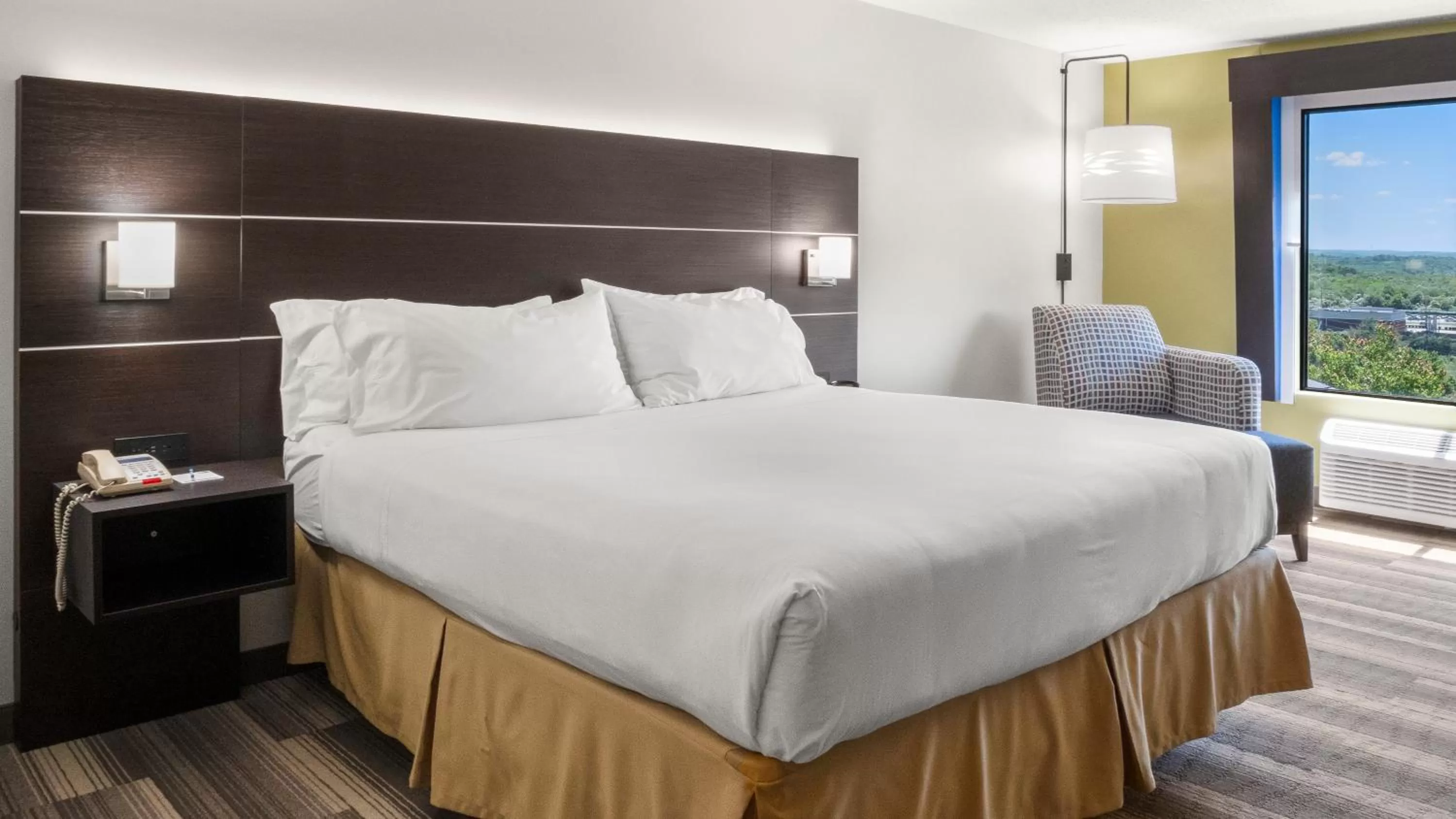 Bedroom, Bed in Holiday Inn Express Hotel & Suites Newton Sparta by IHG