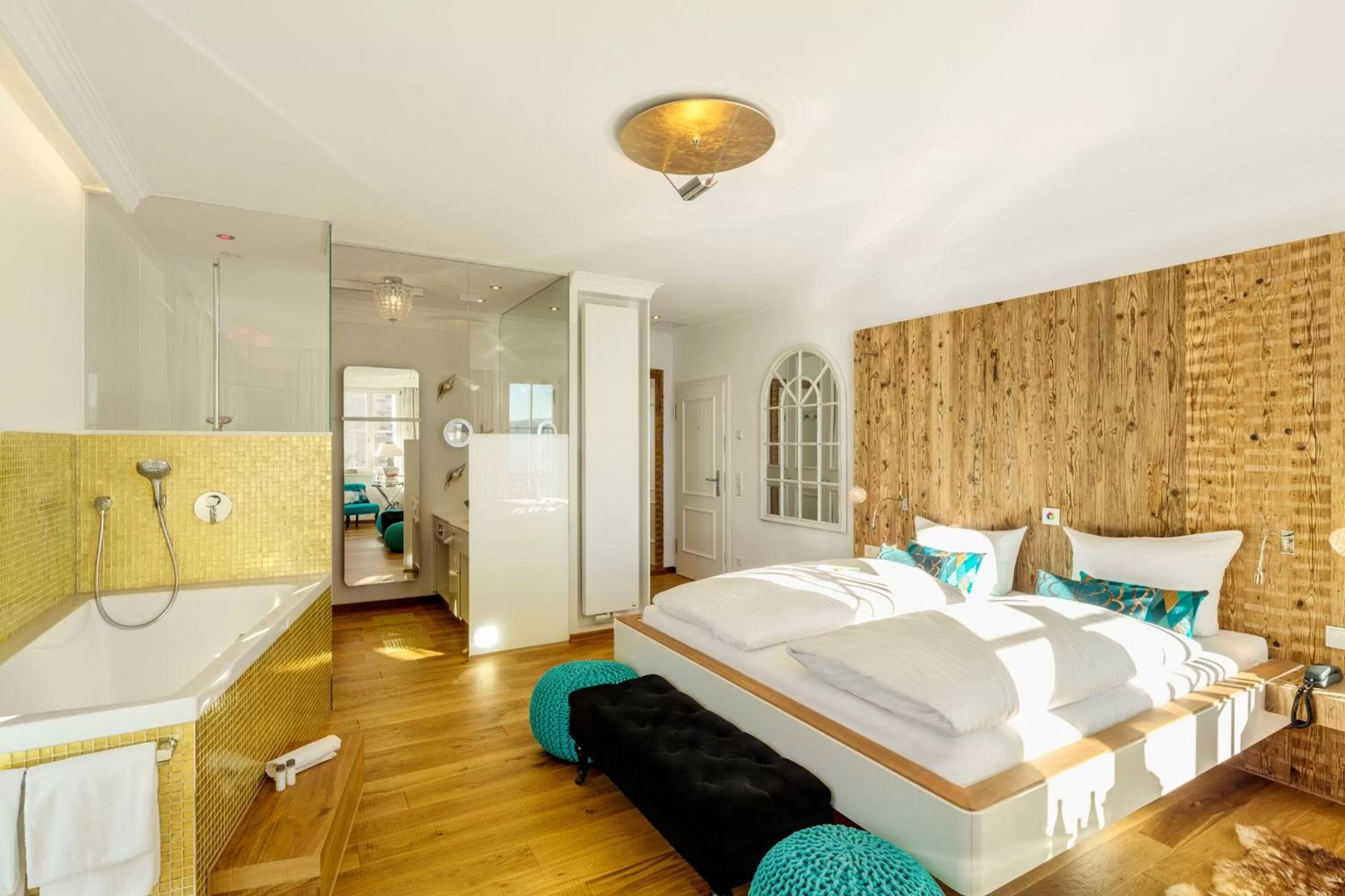 Photo of the whole room, Bed in YachtHotel Helvetia Spa- und Wellnessdomizil