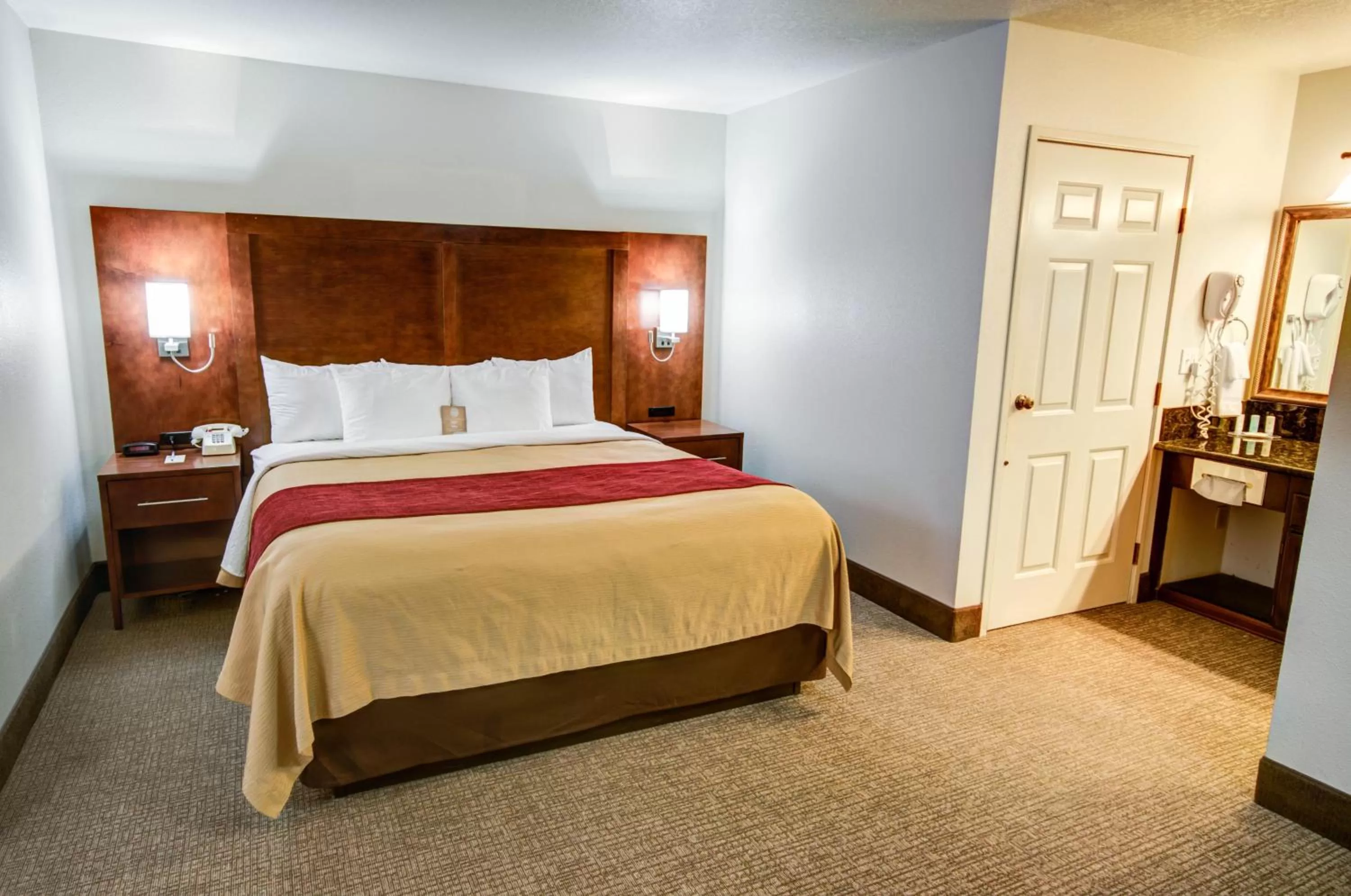 Standard King Room with Balcony - Non-Smoking in Comfort Inn Redding Near I-5
