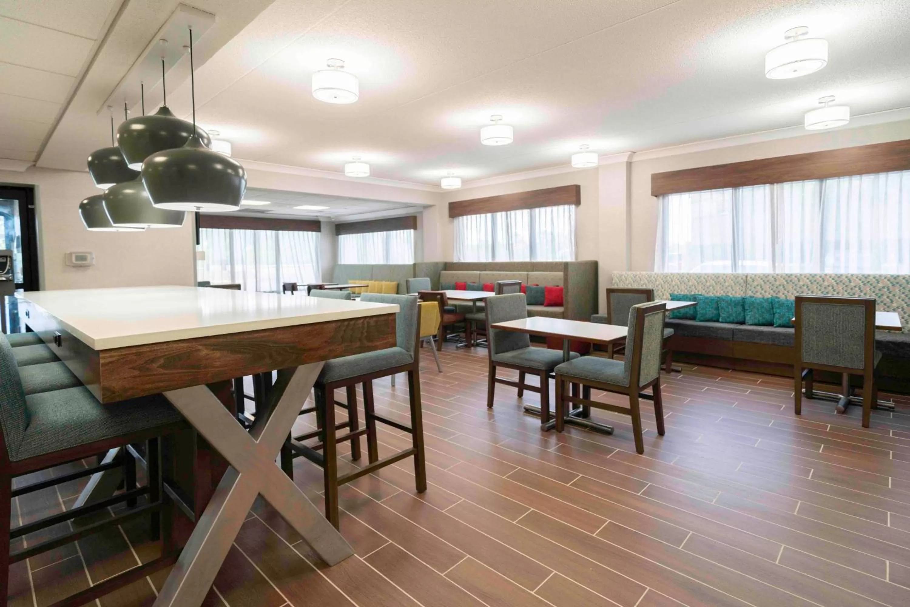 Lobby or reception in Hampton Inn St. Louis - Westport