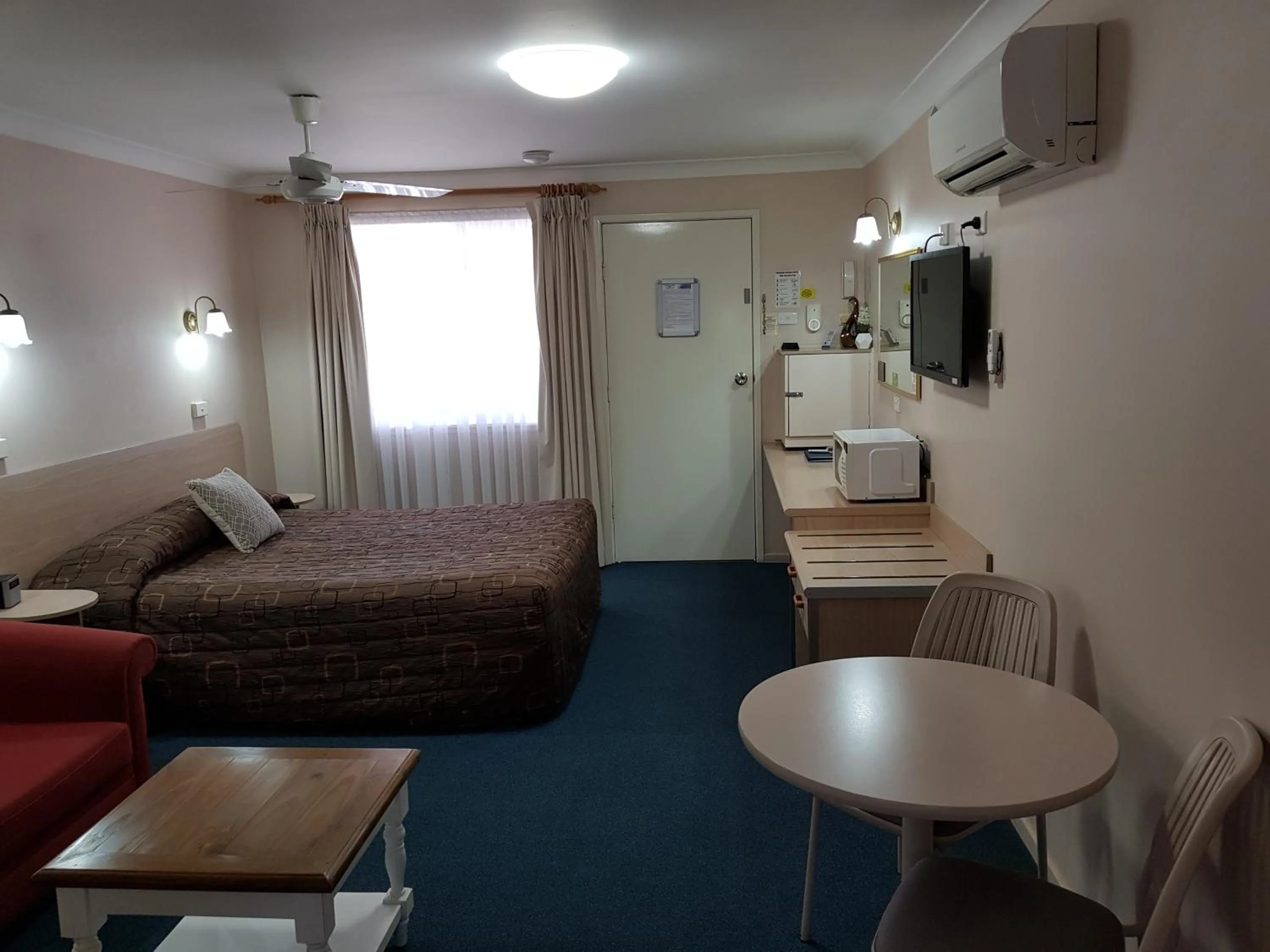 Photo of the whole room, Bed in Abraham Lincoln Motel