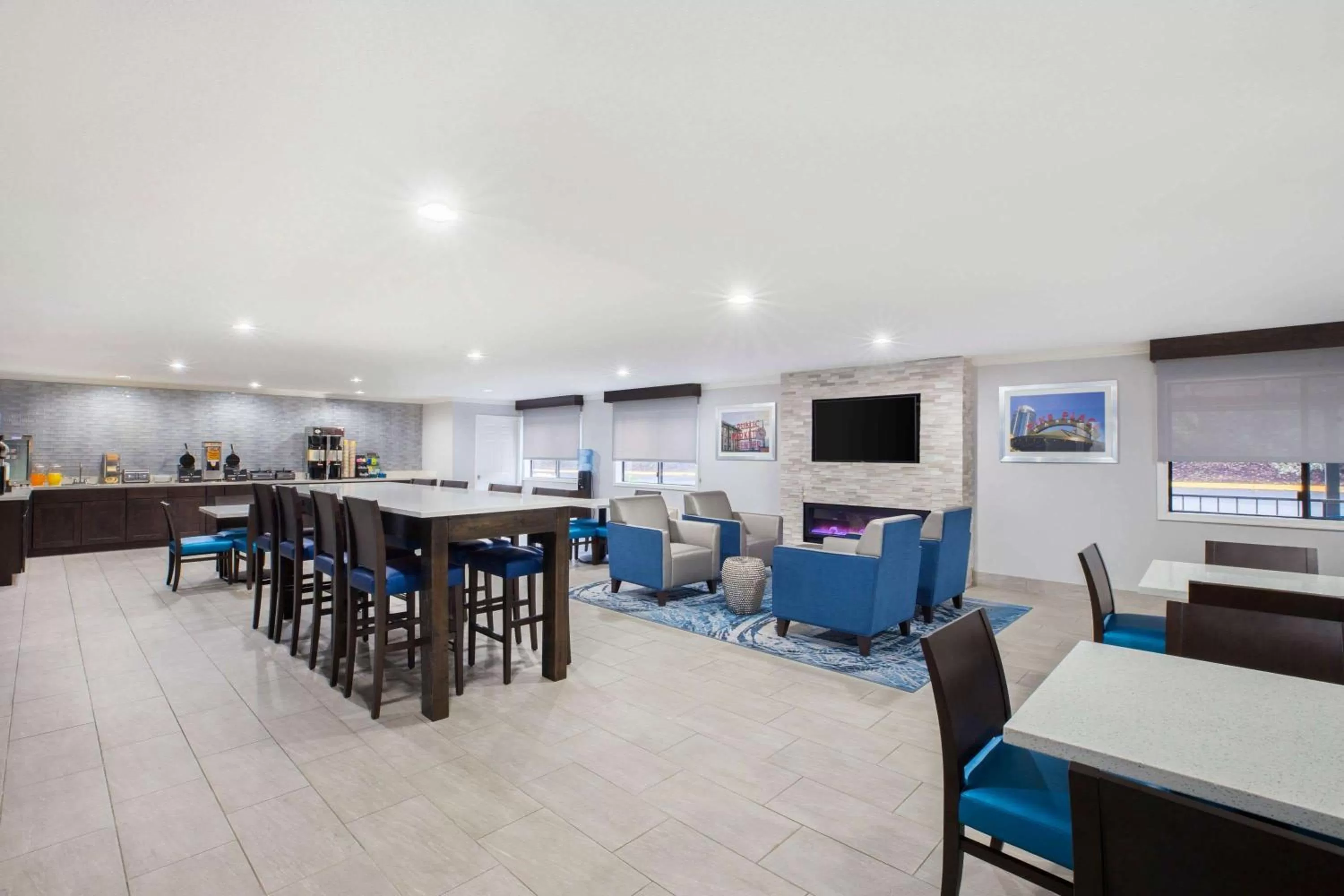 Restaurant/places to eat in La Quinta Inn by Wyndham Everett