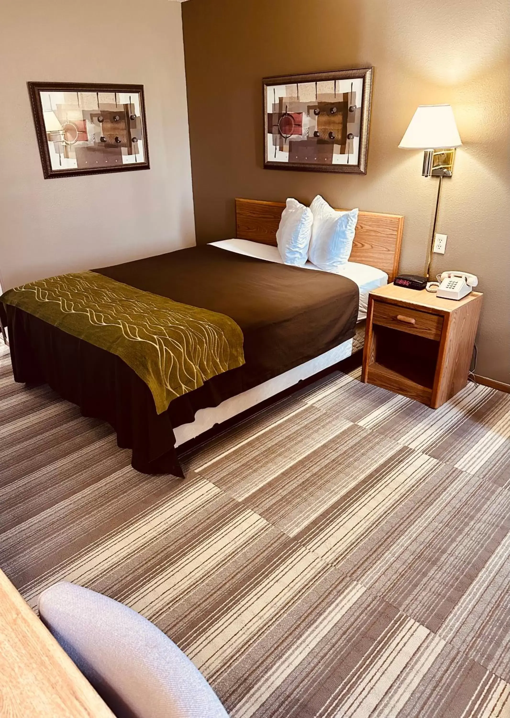 Queen Room in Arlington Inn Queen Room in Arlington Inn