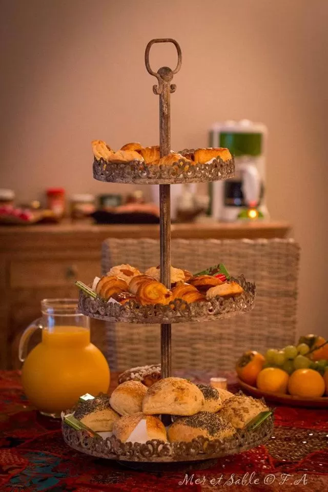 Breakfast, Food in Mer et Sable B&B