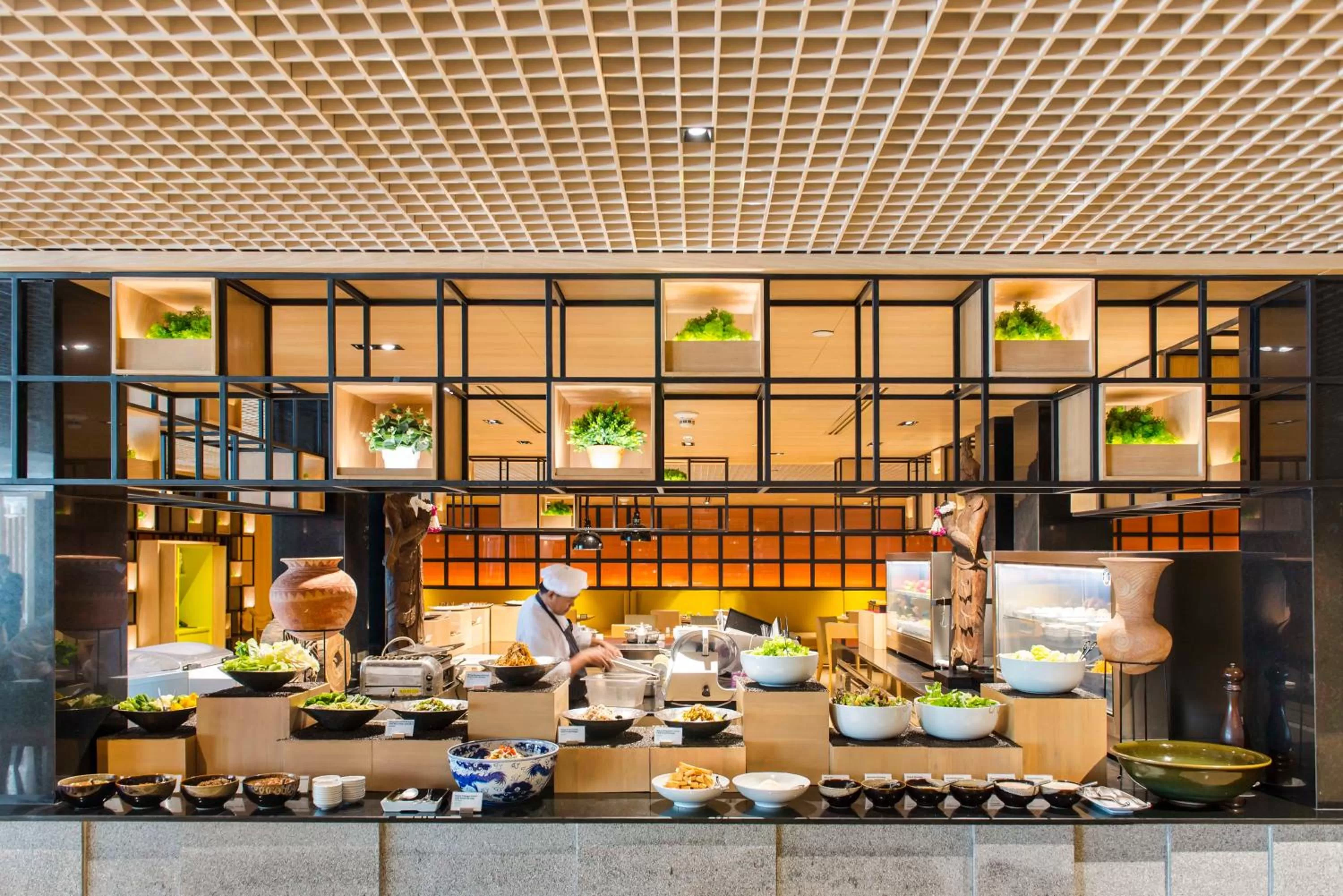 Restaurant/places to eat in Holiday Inn Bangkok by IHG