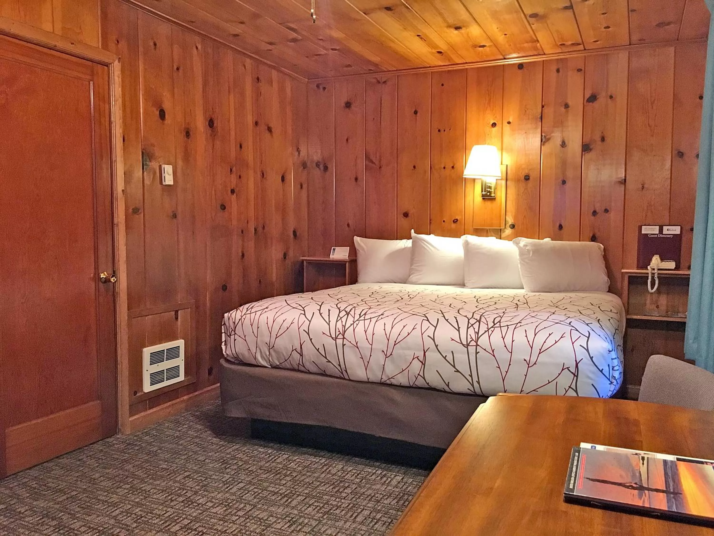Bed in Park Motel and Cabins