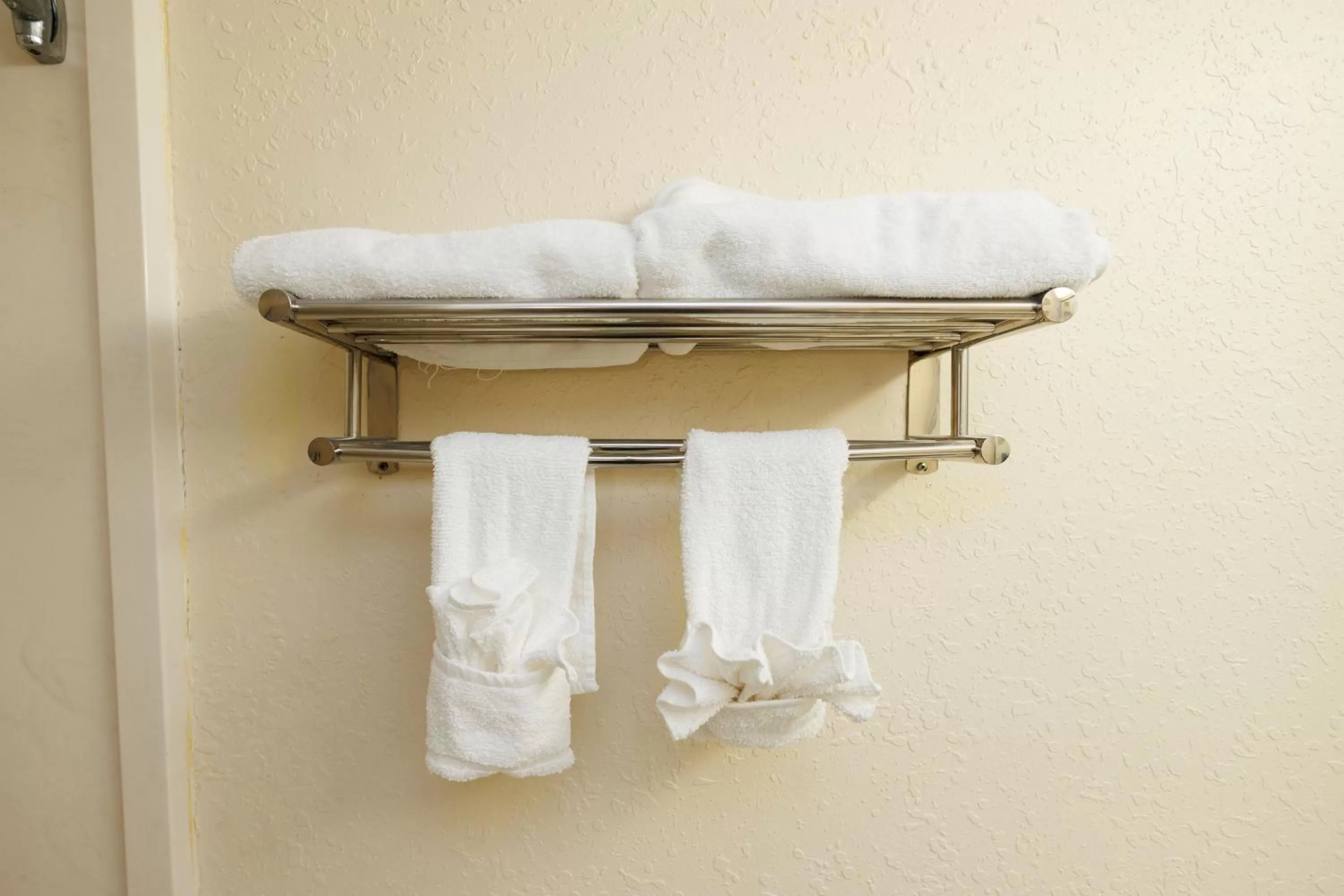 Bathroom in Garnet Inn & Suites, Orlando