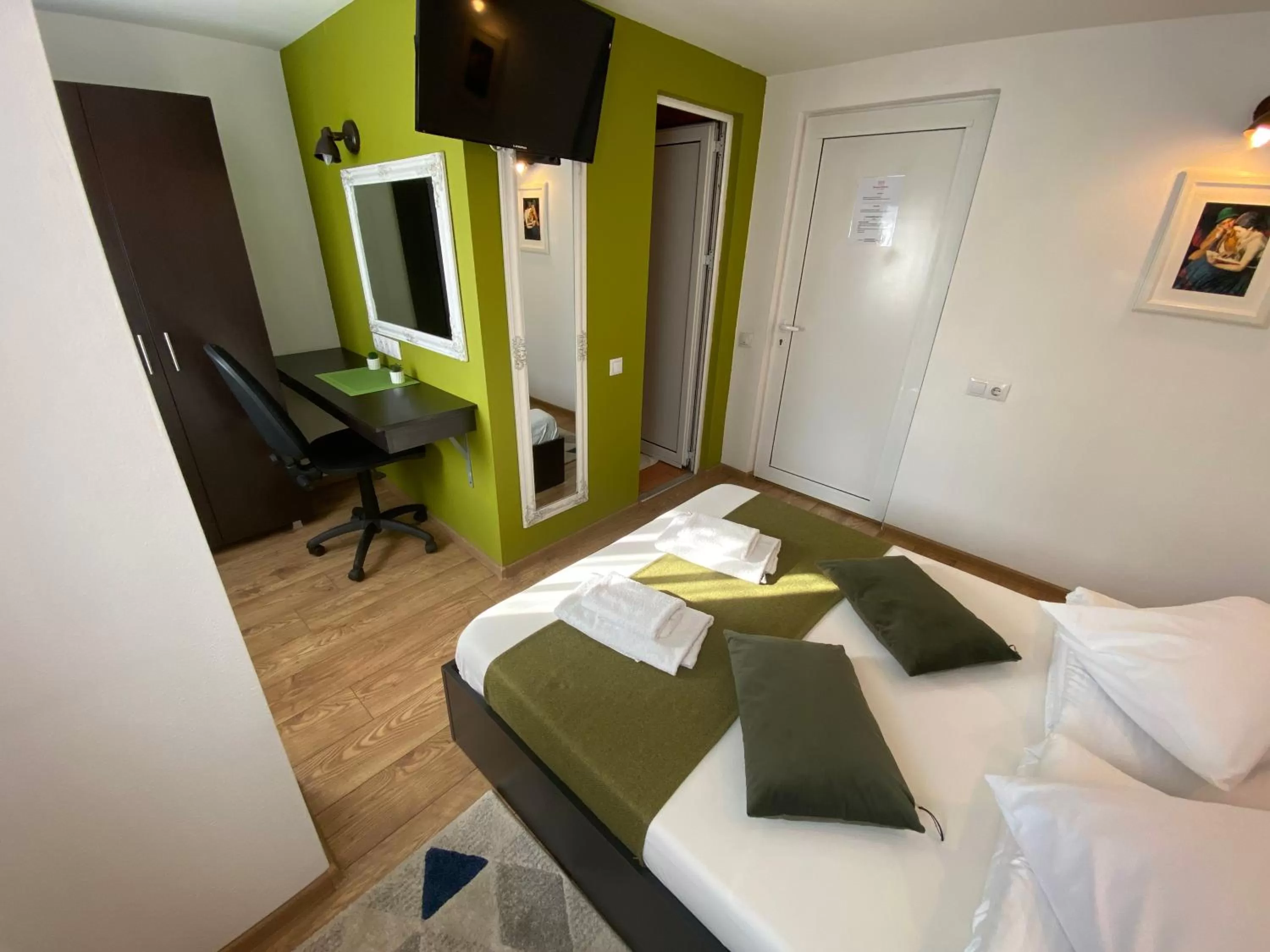 Photo of the whole room, Bed in Pensiunea Pictorilor