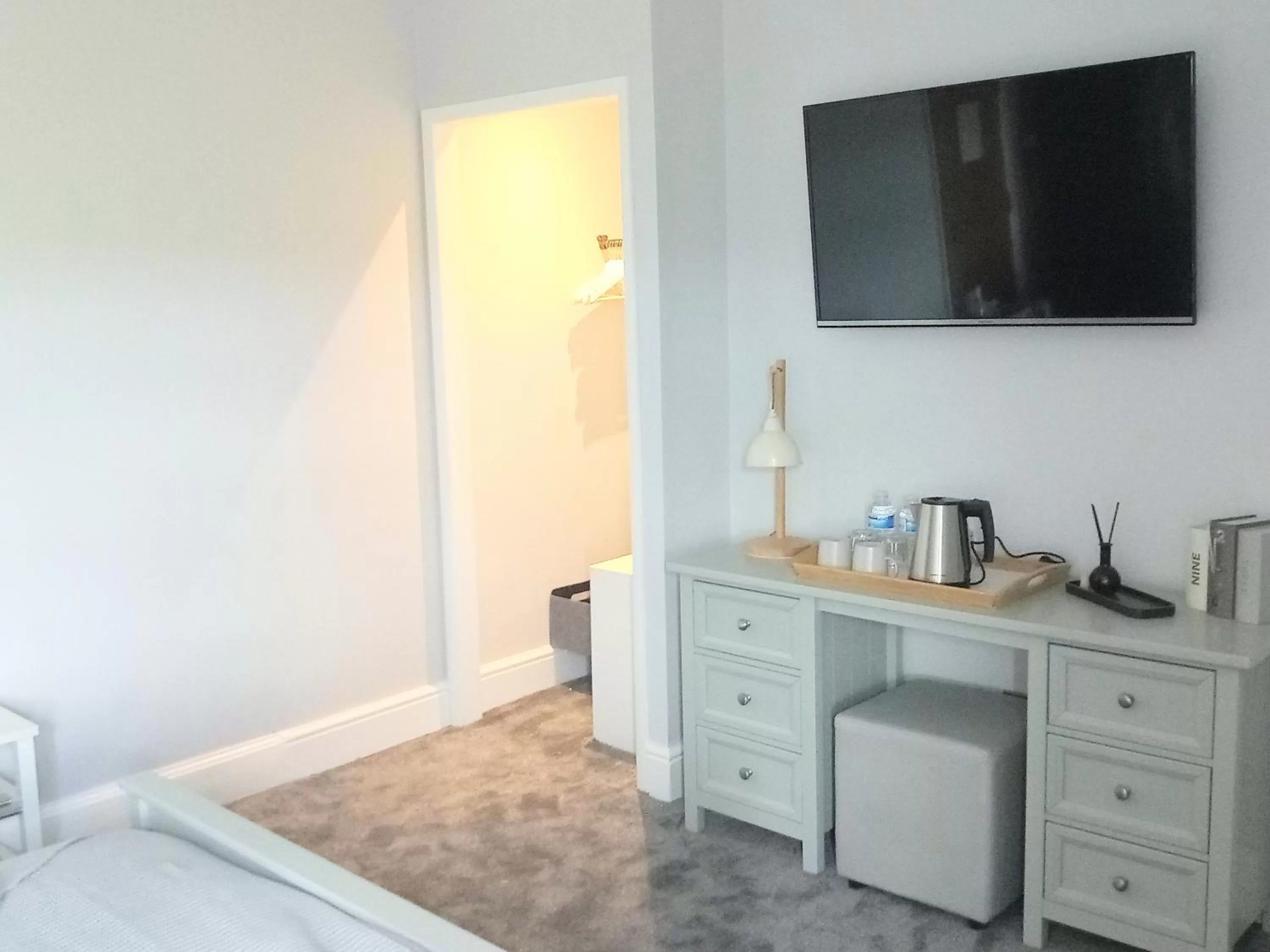 Bedroom, TV/Entertainment Center in The Bay View Inn