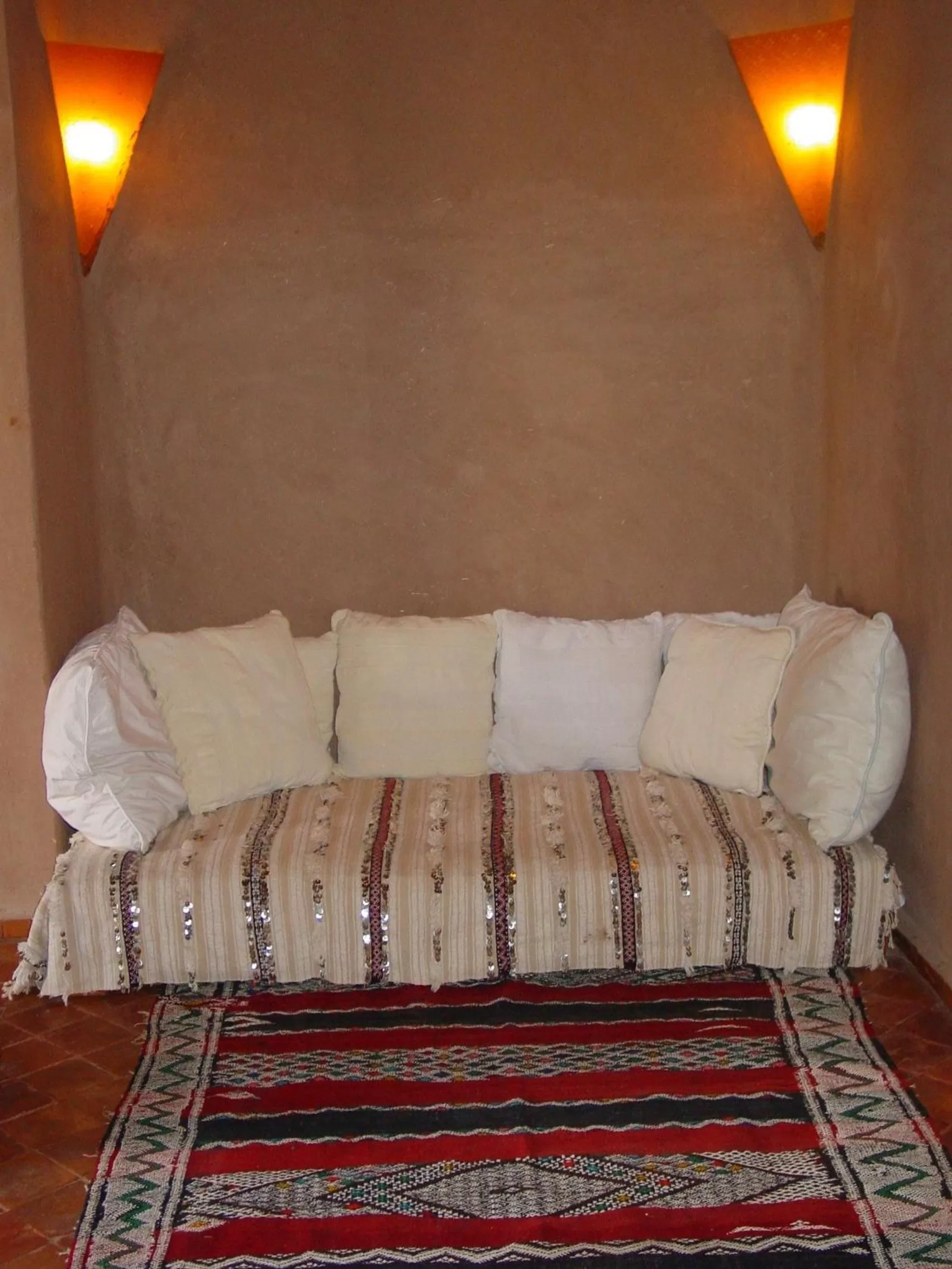 Seating area, Bed in Dar Paru