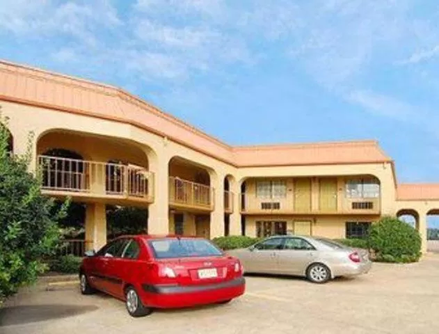 Property building in Days Inn by Wyndham Southaven MS