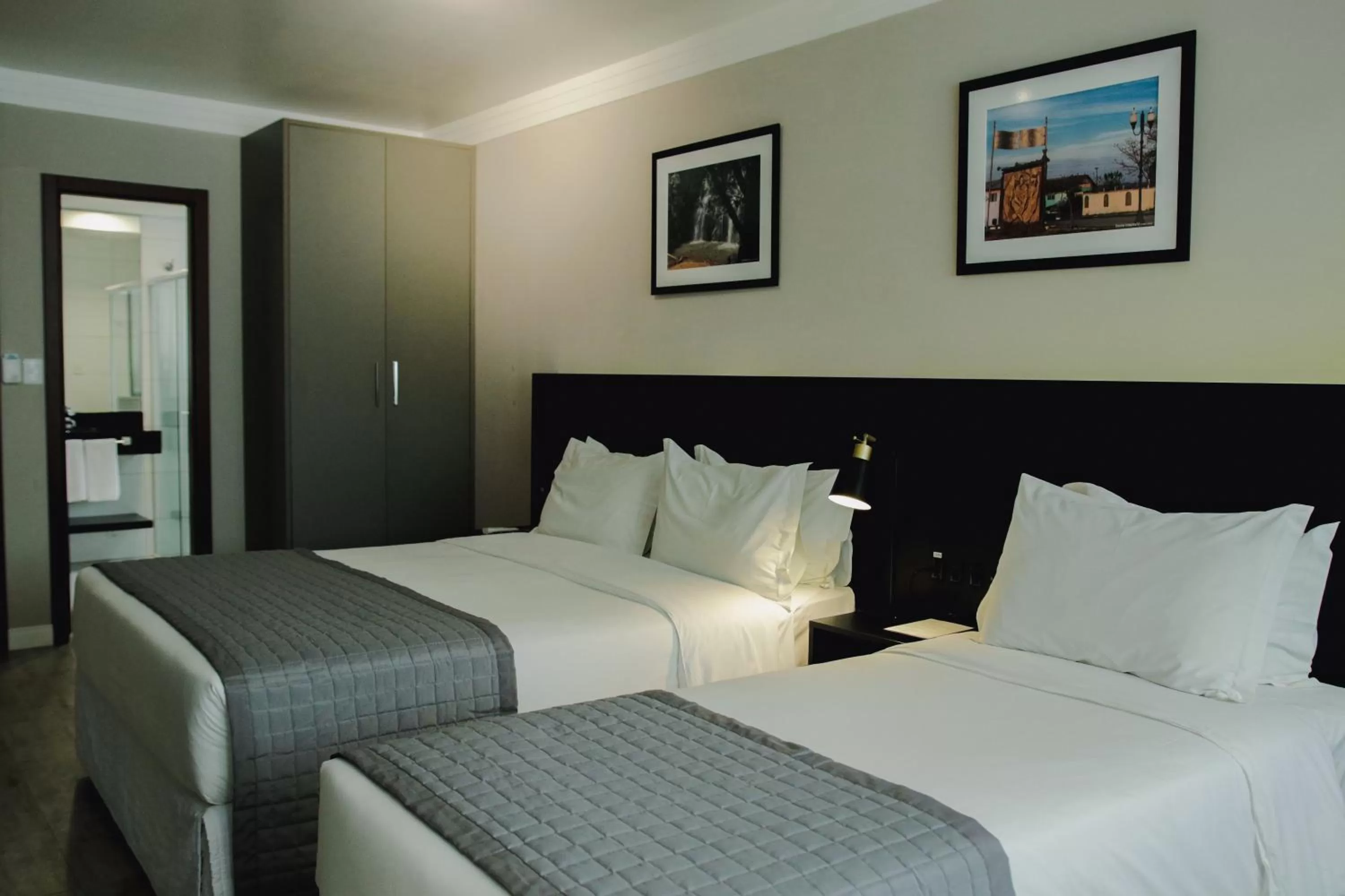 Photo of the whole room, Bed in Santa Inn Hotel