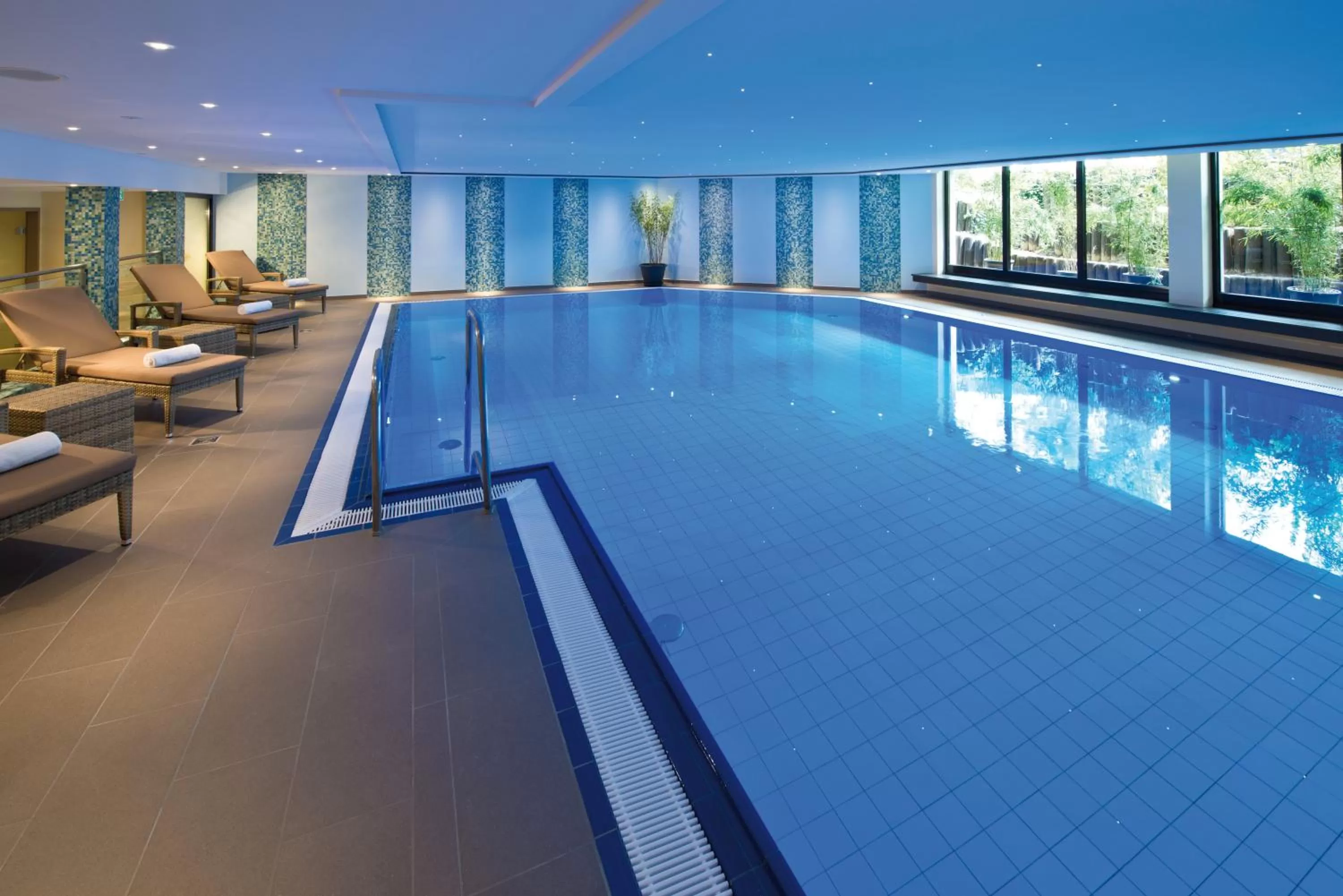 Swimming pool in Maritim Hotel Darmstadt