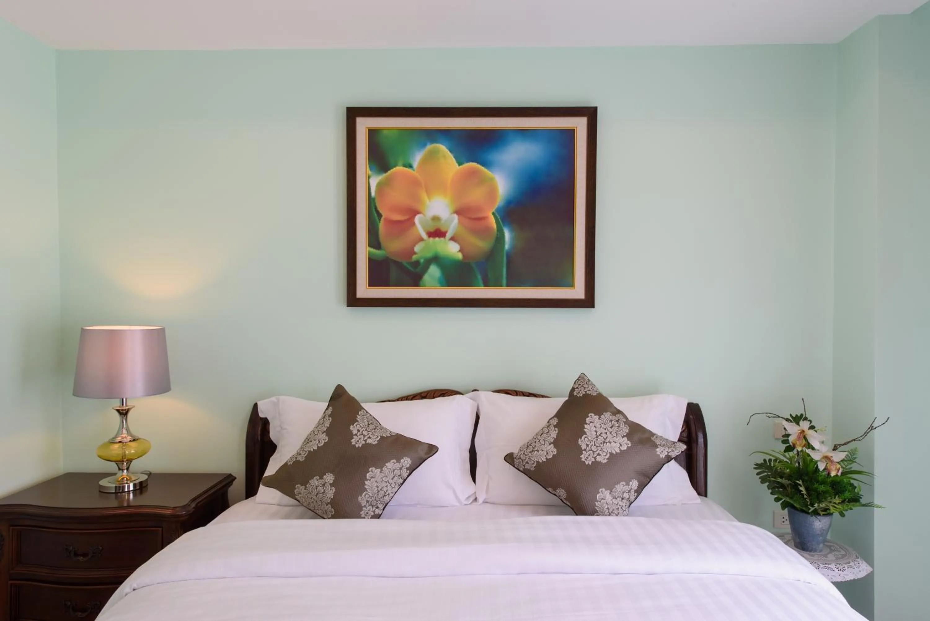 Other, Bed in The Velvet Orchid