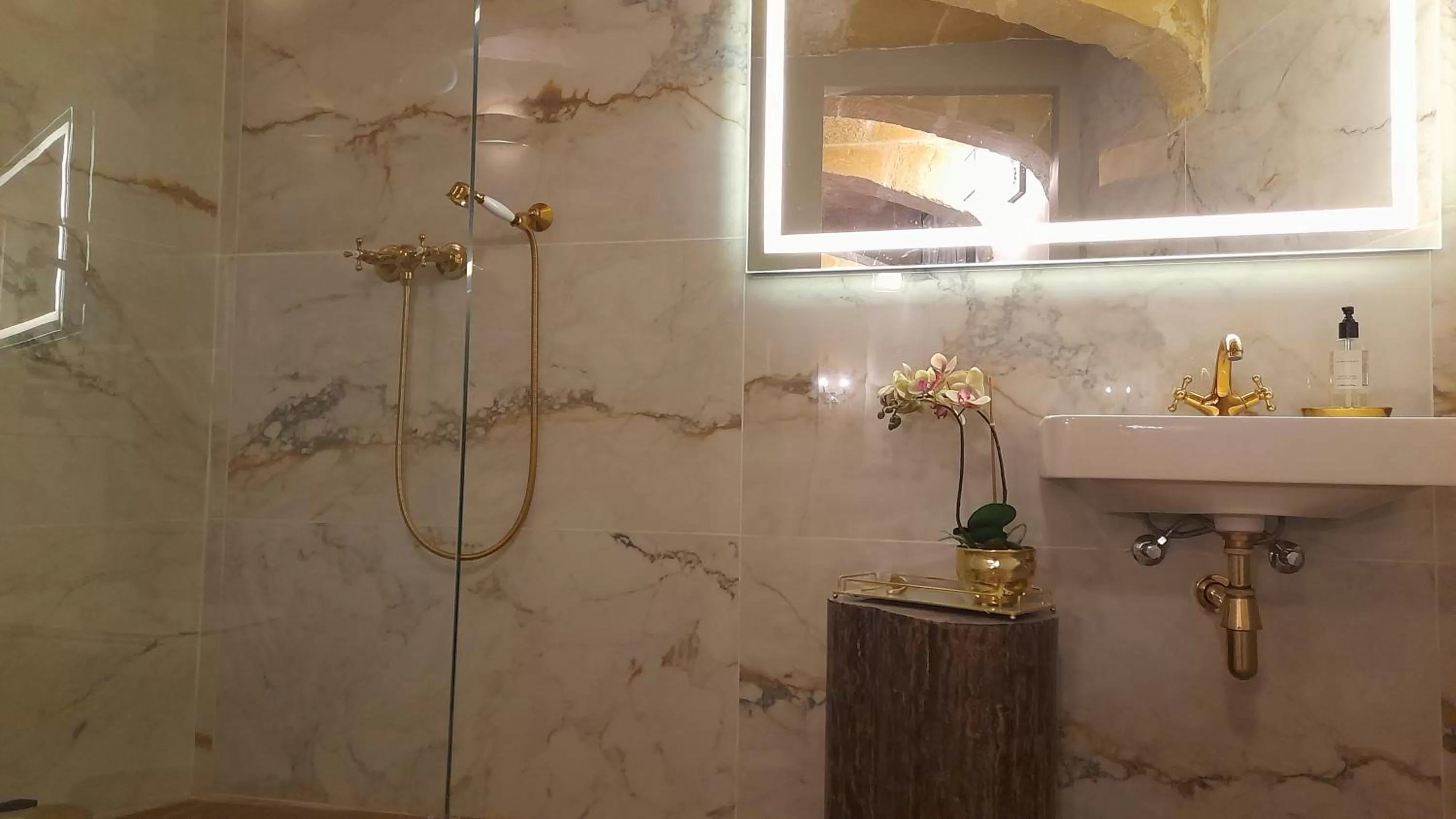 Shower in Casal Annunzia Boutique Accomodation