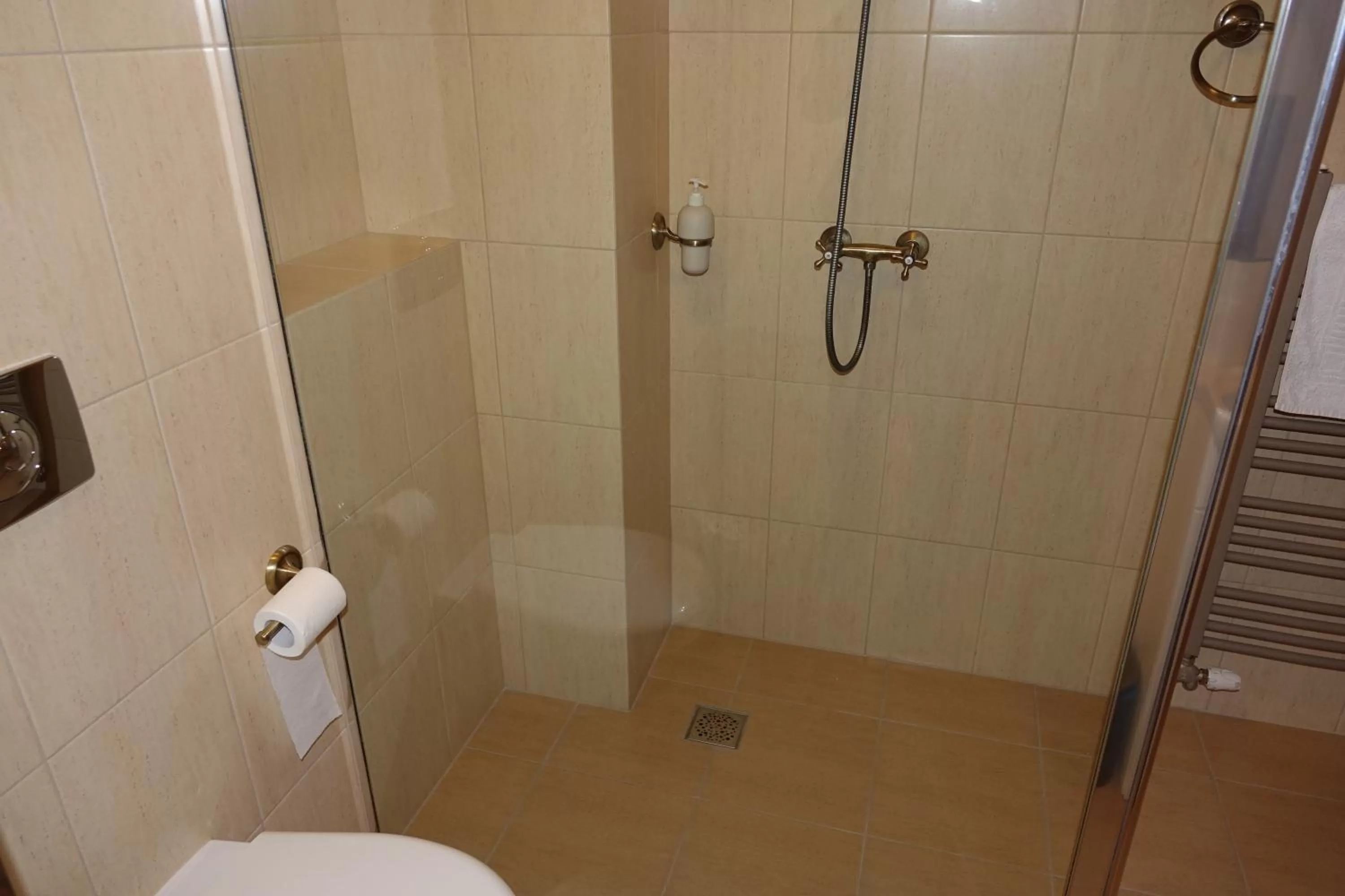 Bathroom in Gościniec Dworski w Ropie