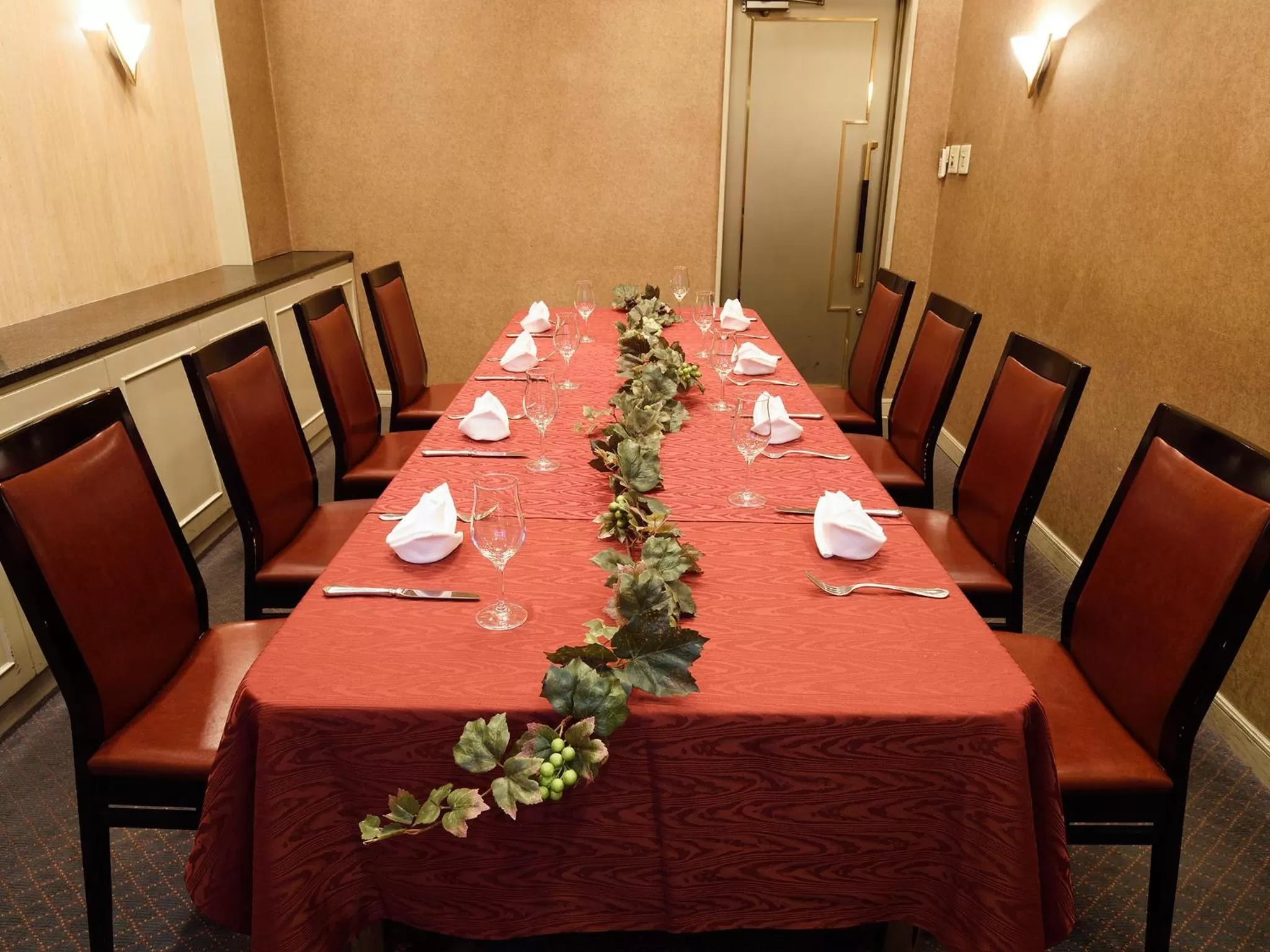 Restaurant/places to eat in Belmont Hotel